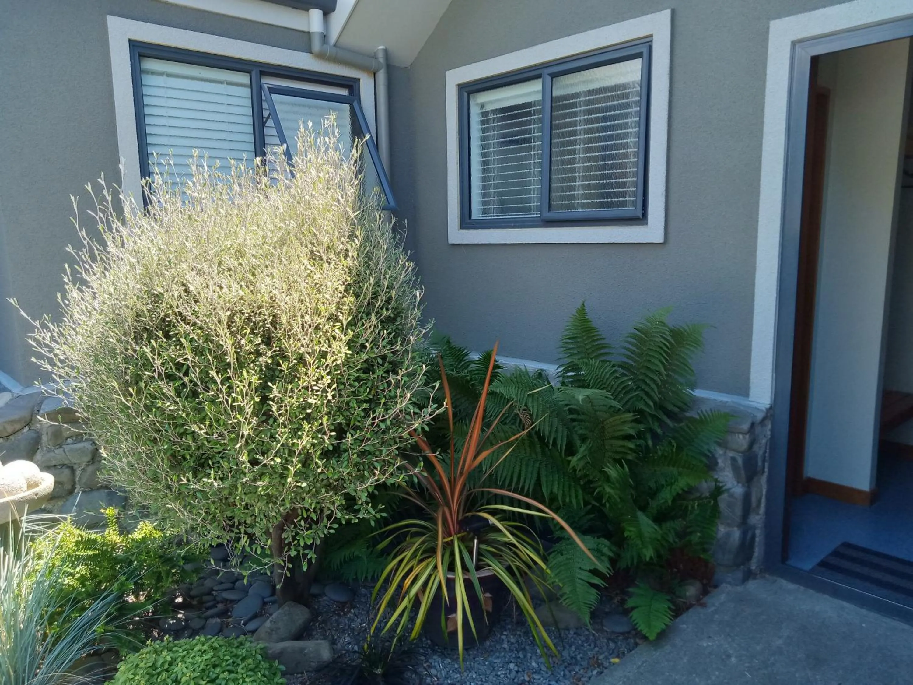 Facade/entrance in Four Peaks Motel