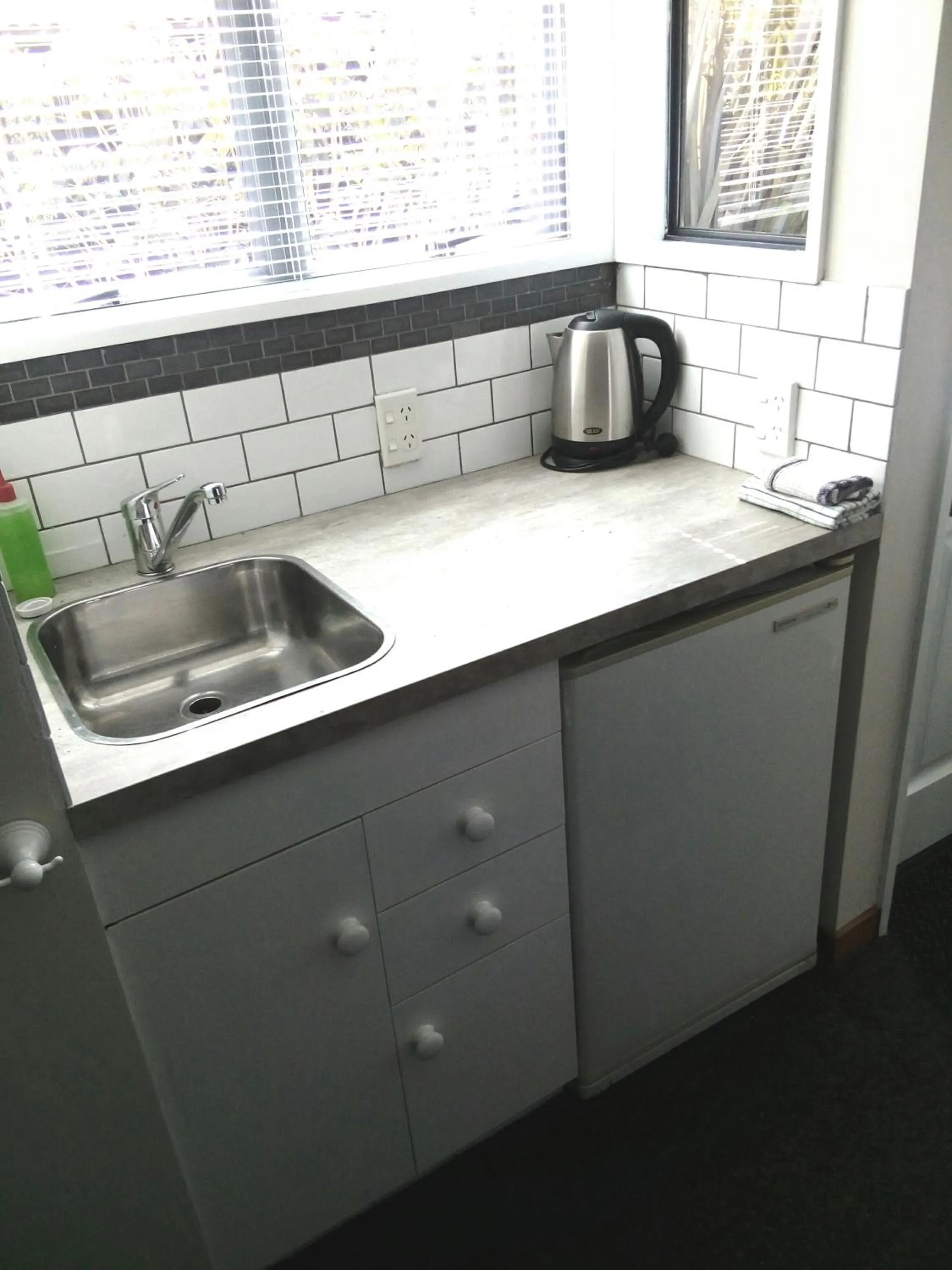 Kitchen or kitchenette in Four Peaks Motel