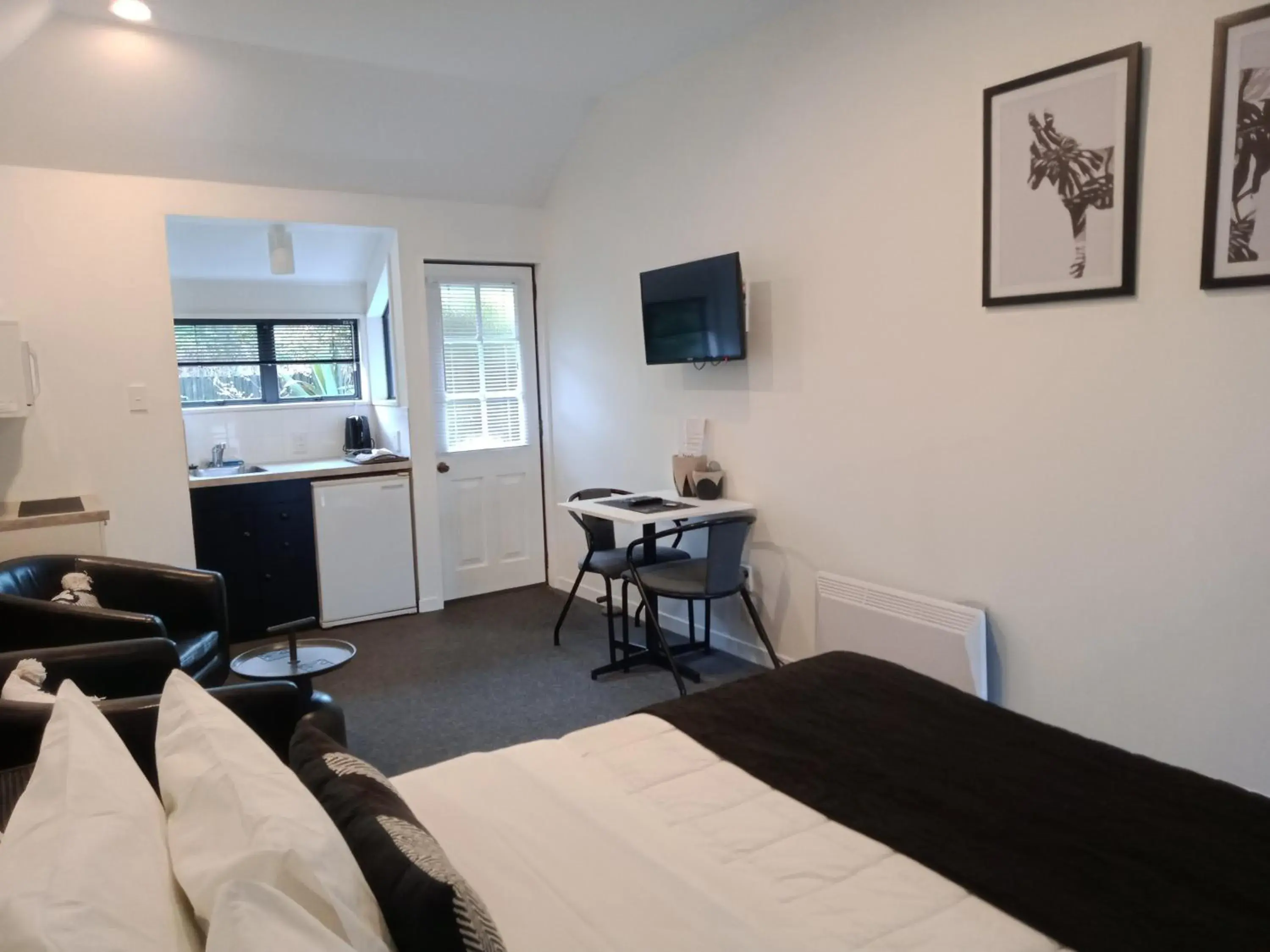 Queen Studio in Four Peaks Motel Queen Studio in Four Peaks Motel