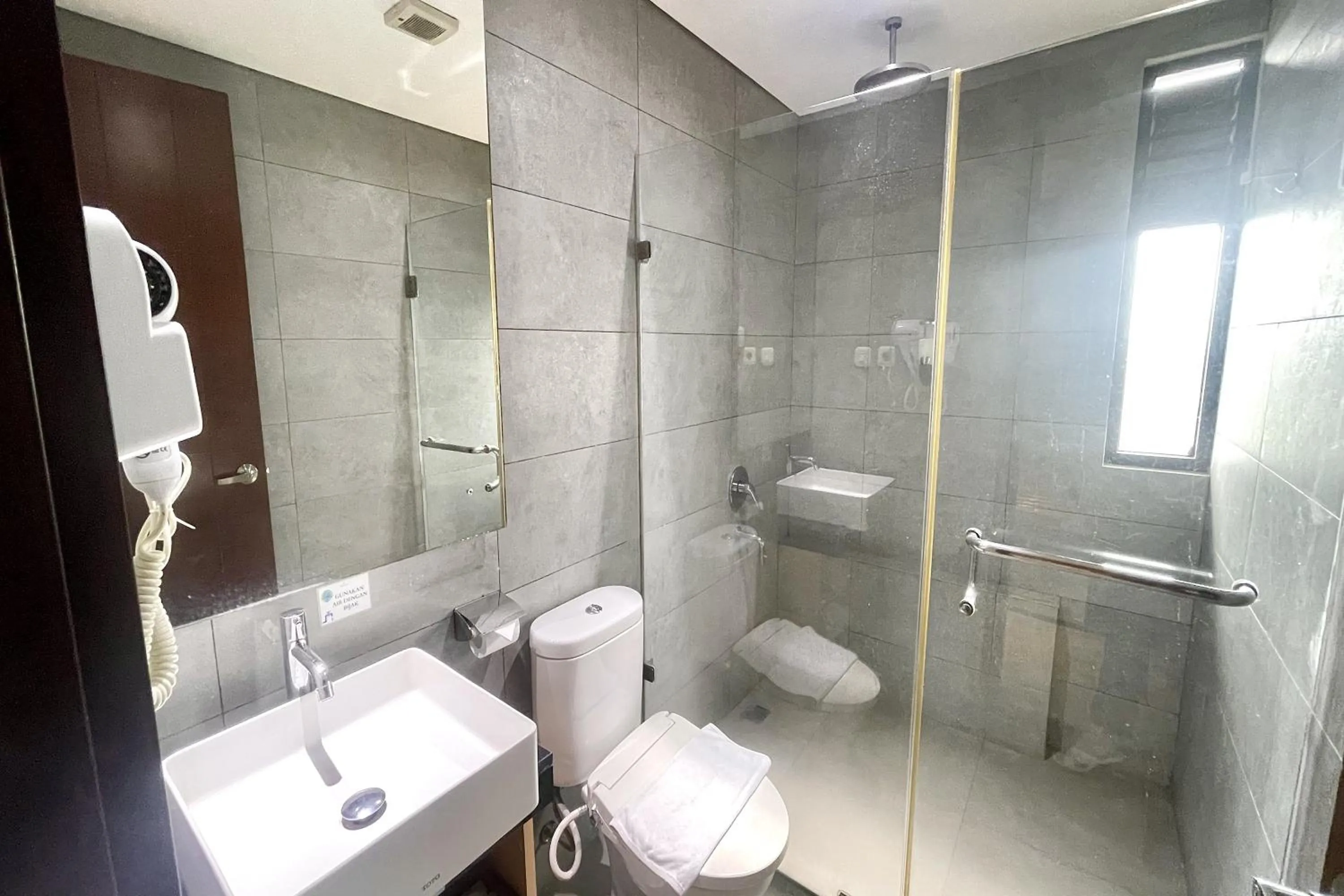 Bathroom in Lemo Hotel Serpong