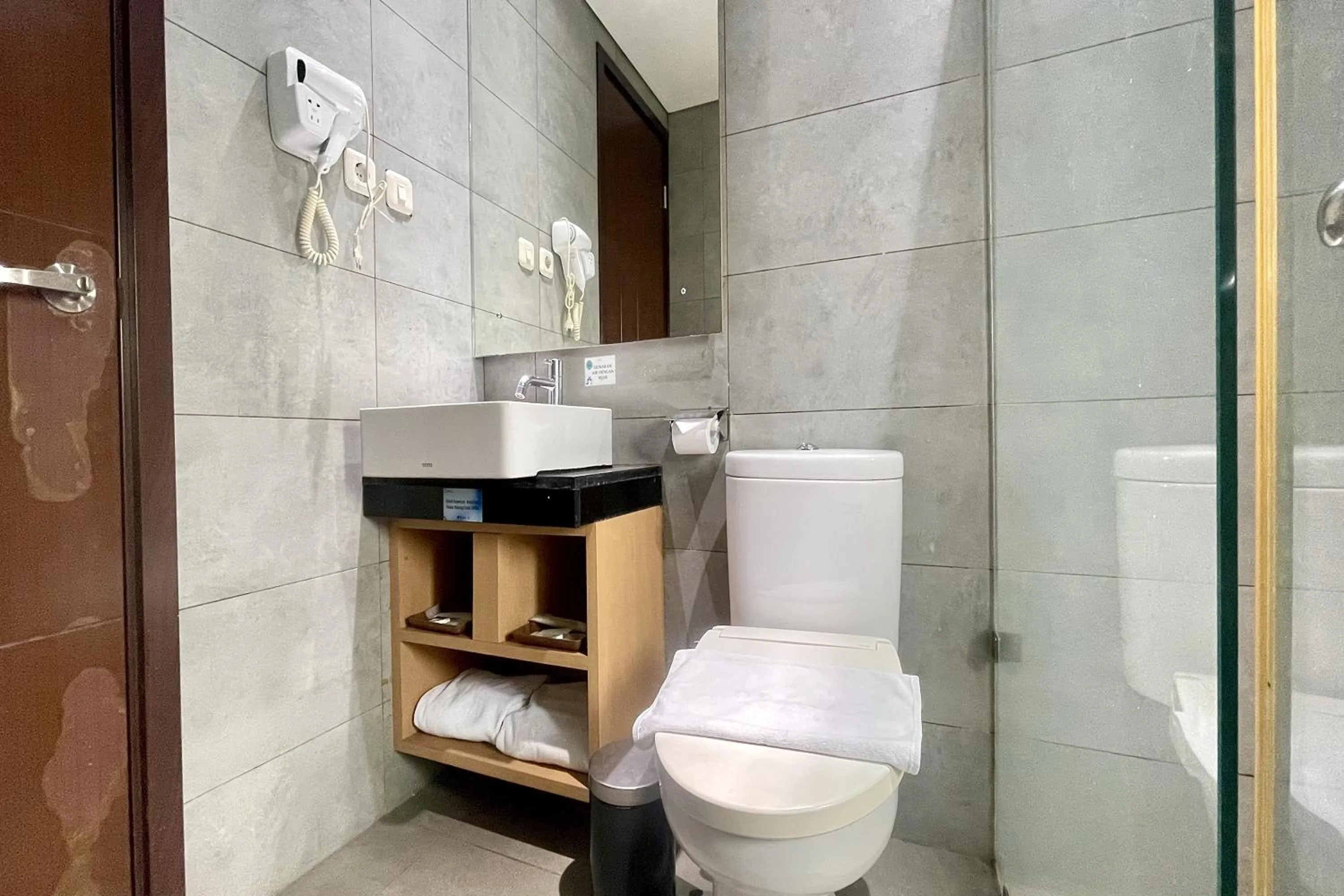 Bathroom in Lemo Hotel Serpong