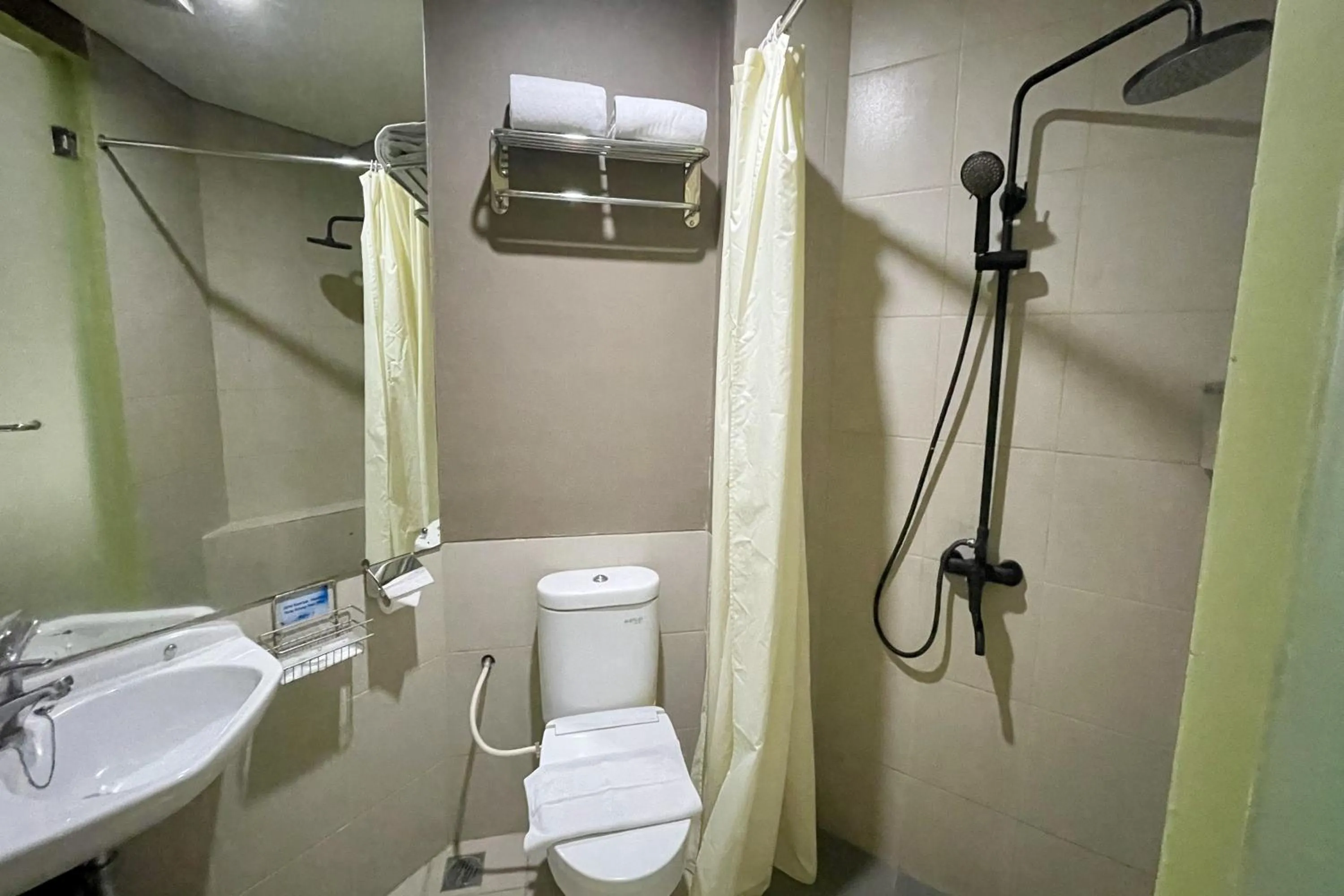 Bathroom in Lemo Hotel Serpong