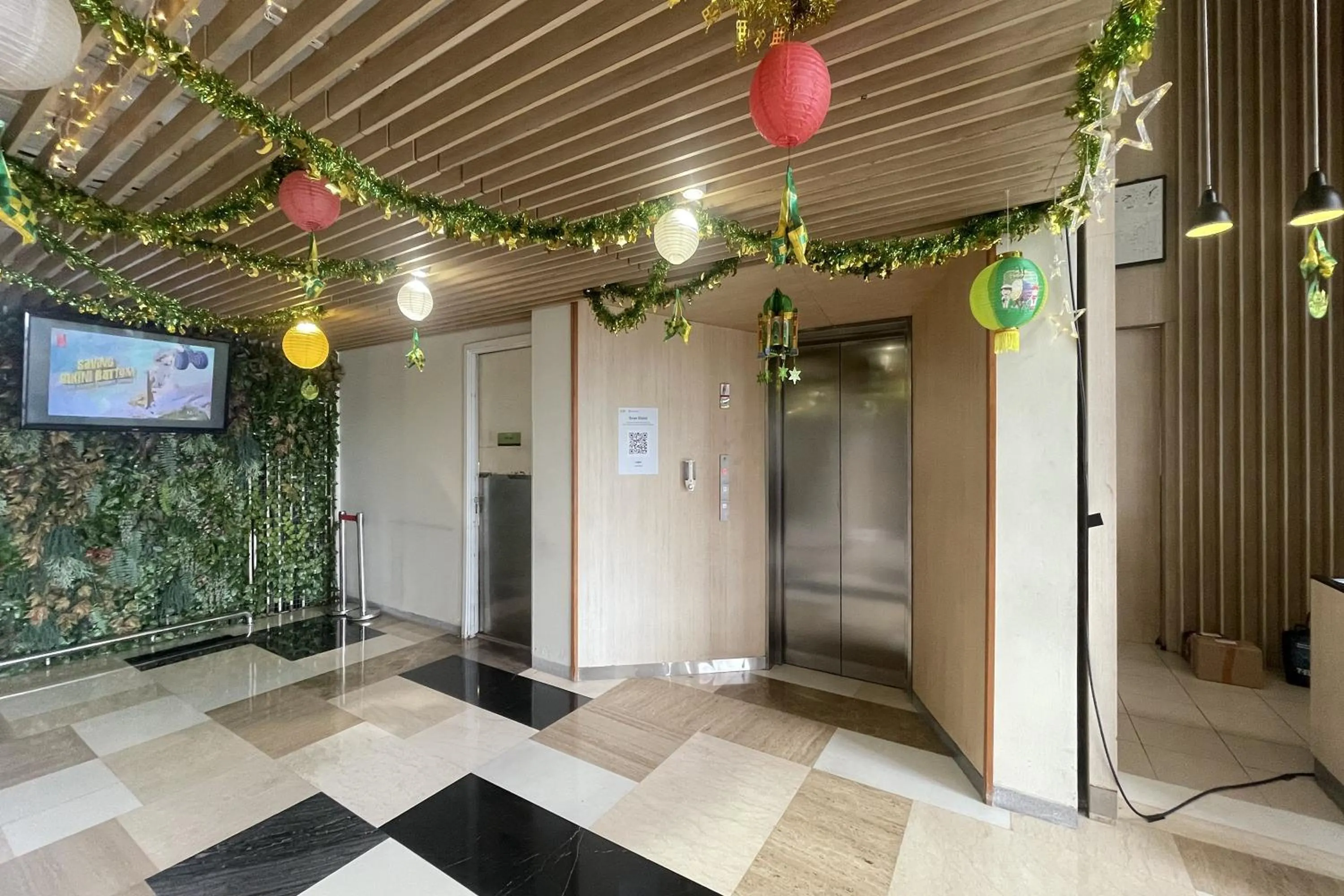 elevator in Lemo Hotel Serpong