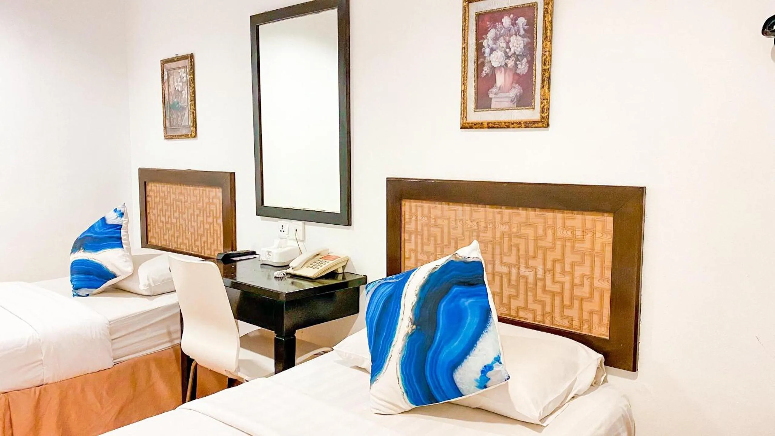 Queenspark Lovita Hotel