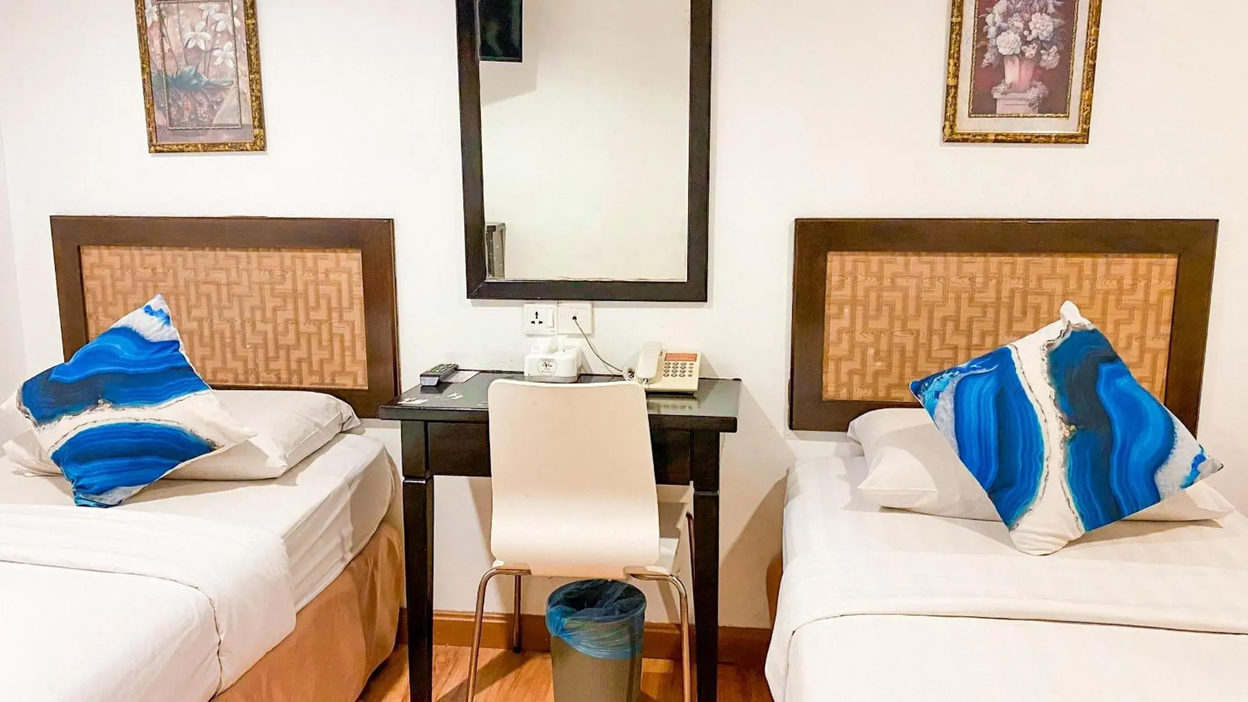 Superior Twin Room (No Window) in Queenspark Lovita Hotel Superior Twin Room (No Window) in Queenspark Lovita Hotel