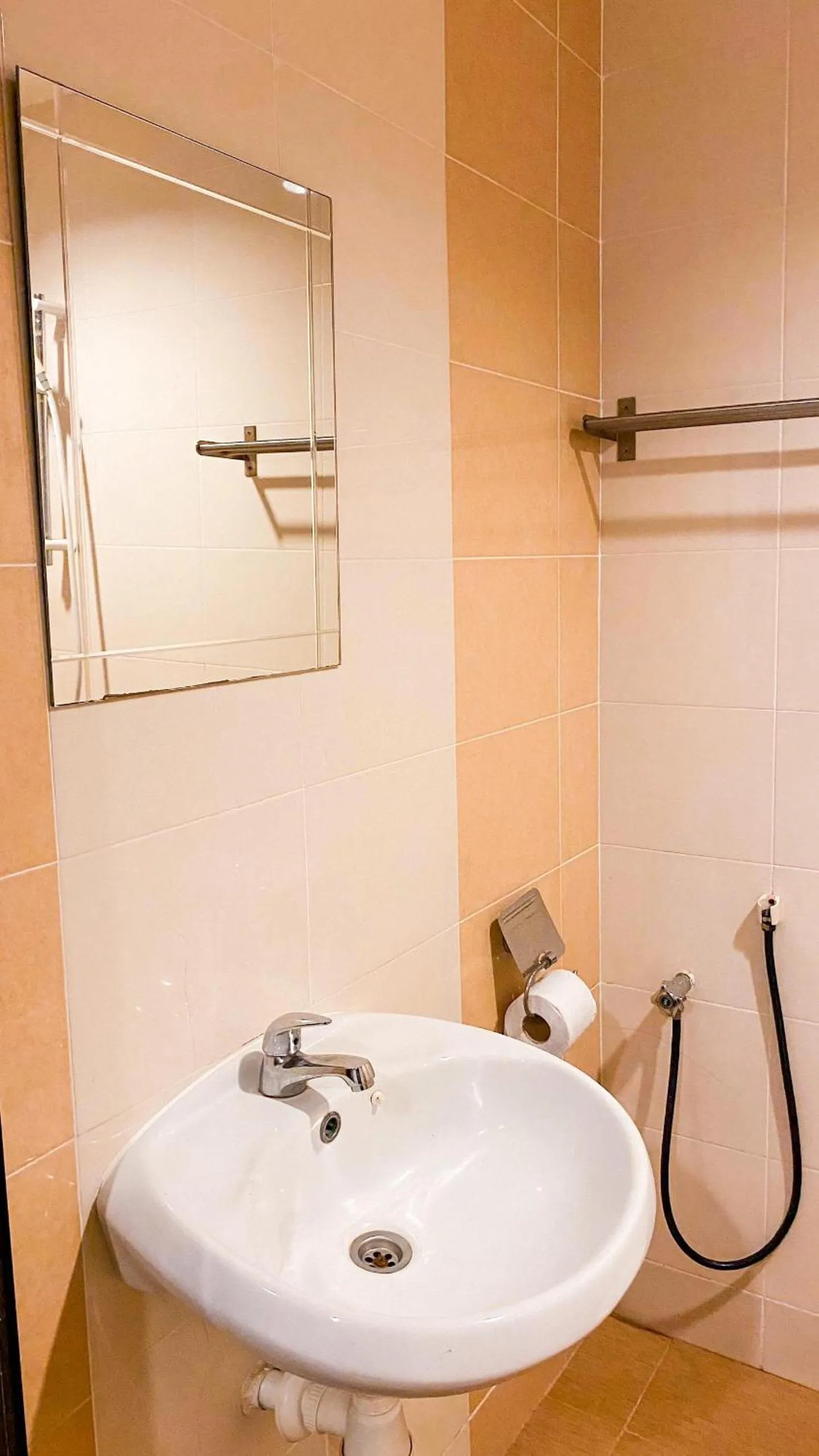 Queenspark Lovita Hotel