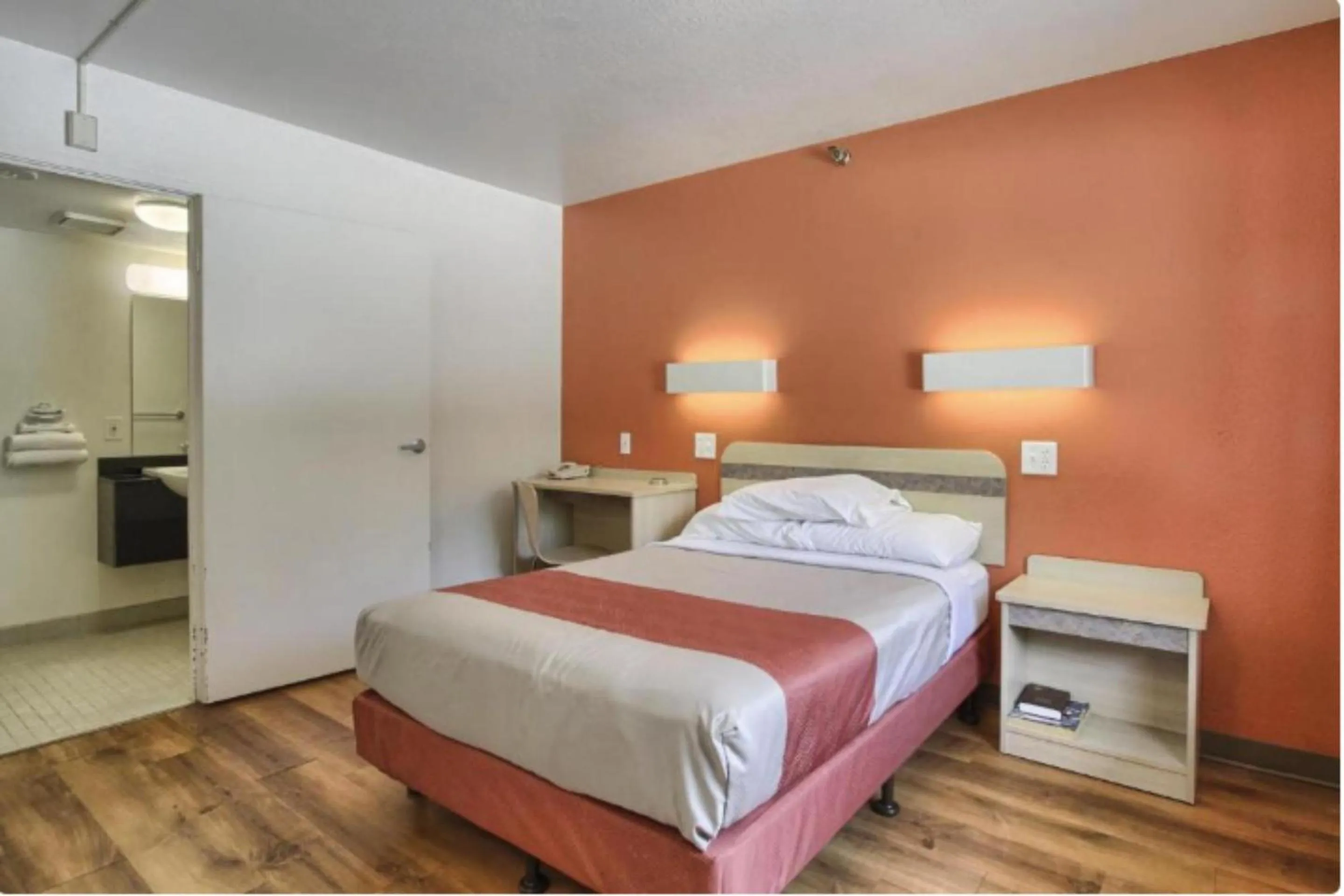 Bedroom, Bed in Cumberland Inn By OYO New Cumberland-Hershey South