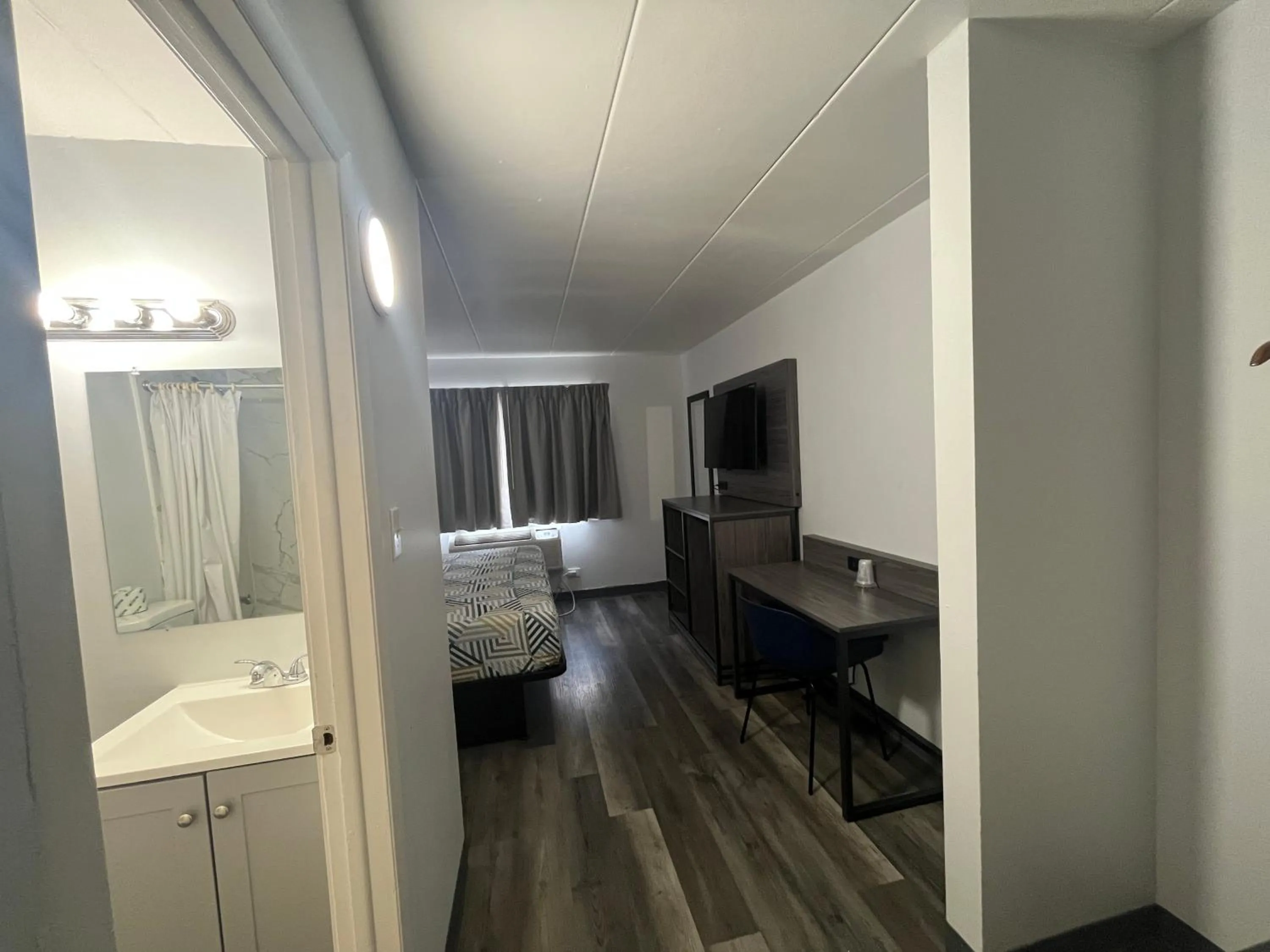 TV and multimedia, Bed in Motel 6 Chicago, IL - Halsted