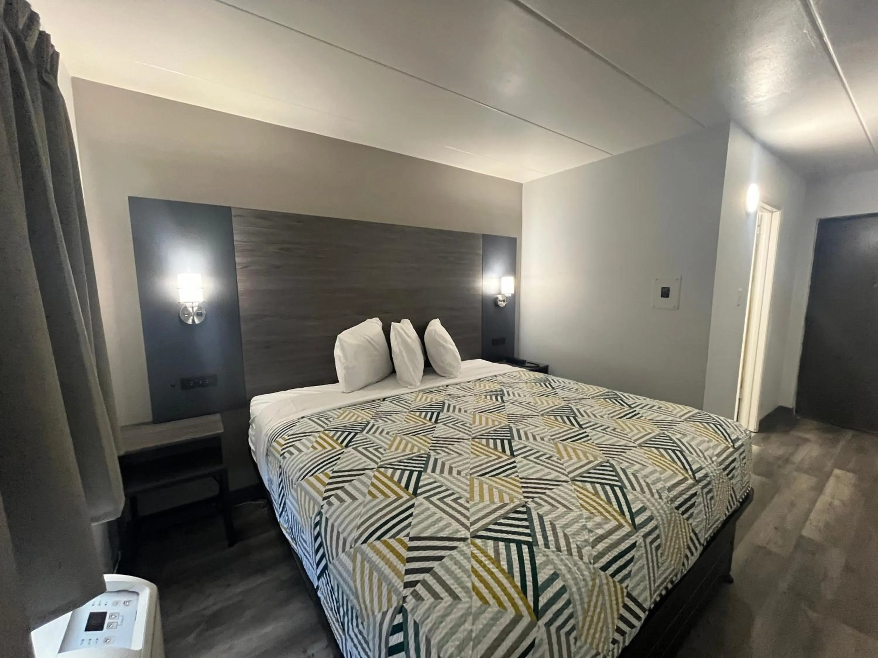 Bedroom, Bed in Motel 6 Chicago, IL - Halsted