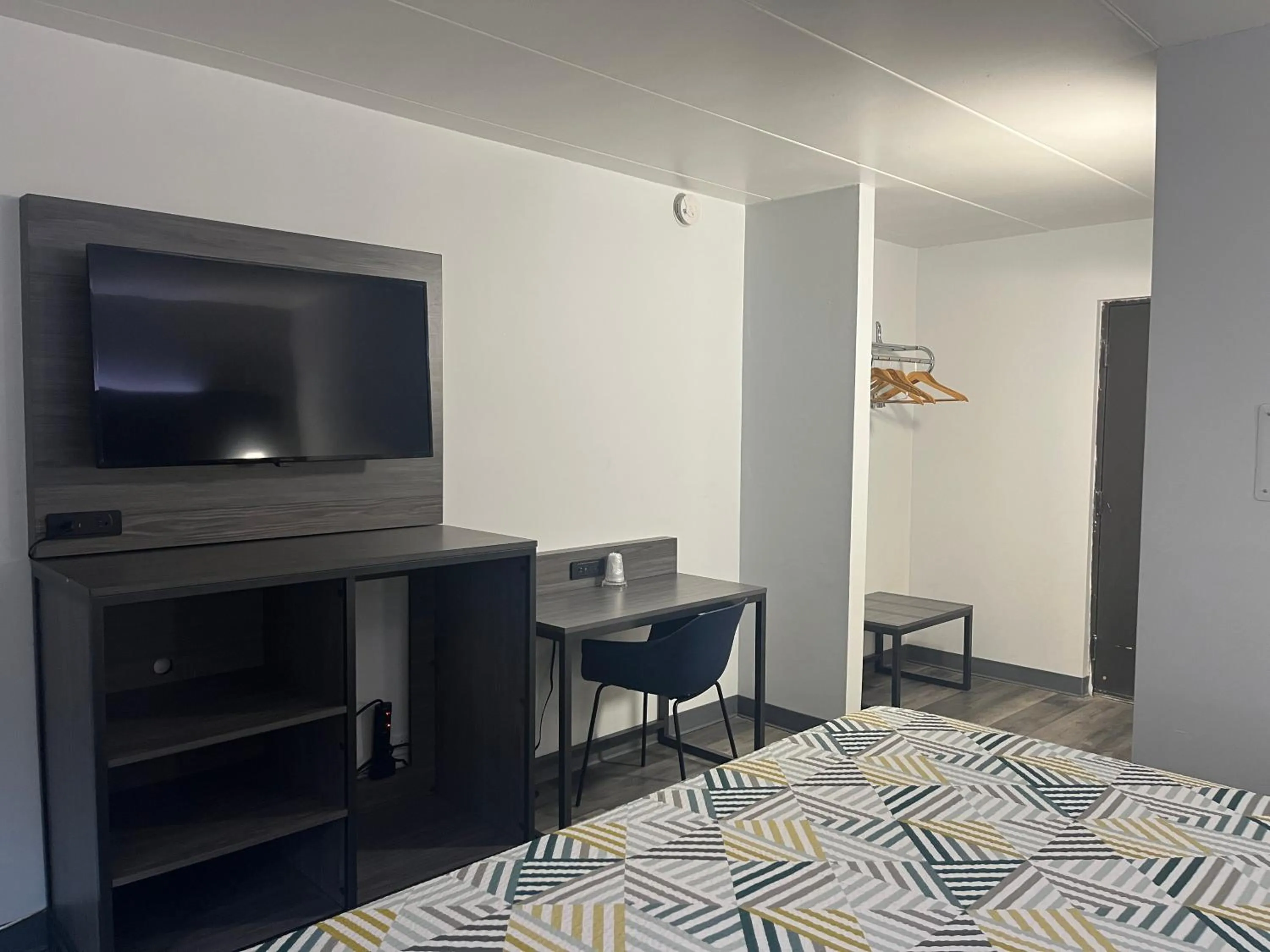 TV and multimedia, Bed in Motel 6 Chicago, IL - Halsted