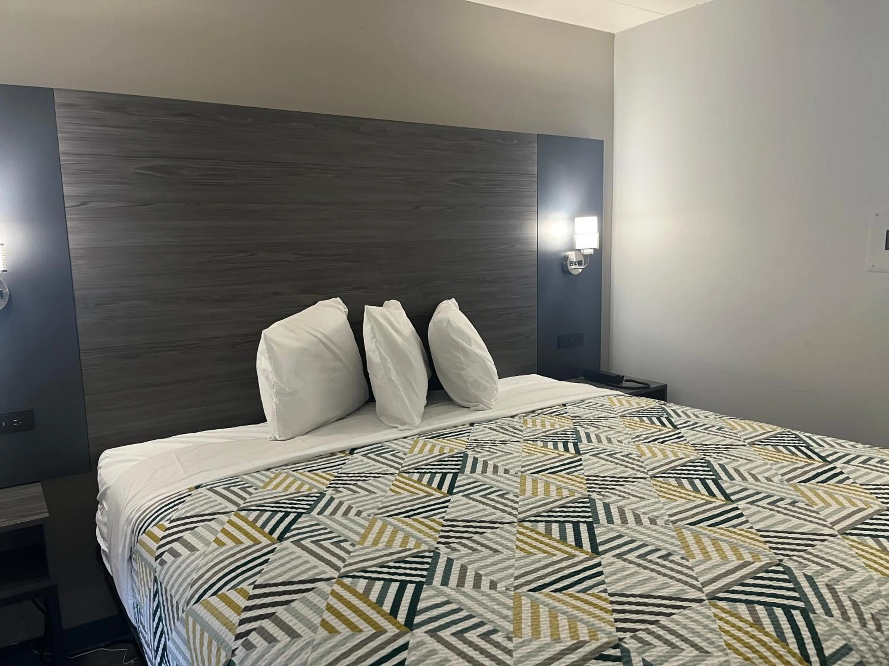 Bedroom, Bed in Motel 6 Chicago, IL - Halsted