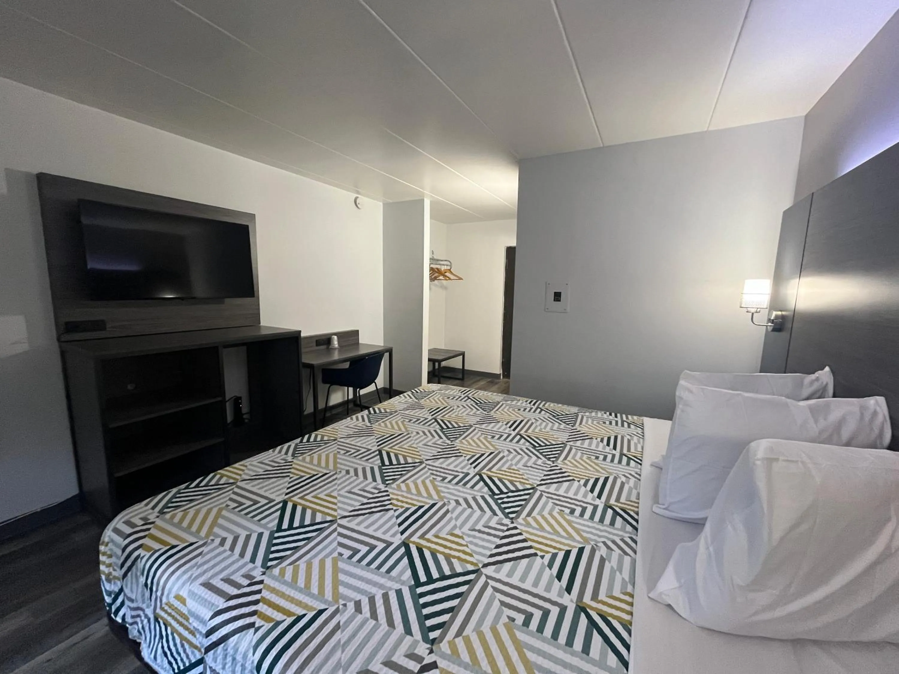 Bedroom, Bed in Motel 6 Chicago, IL - Halsted