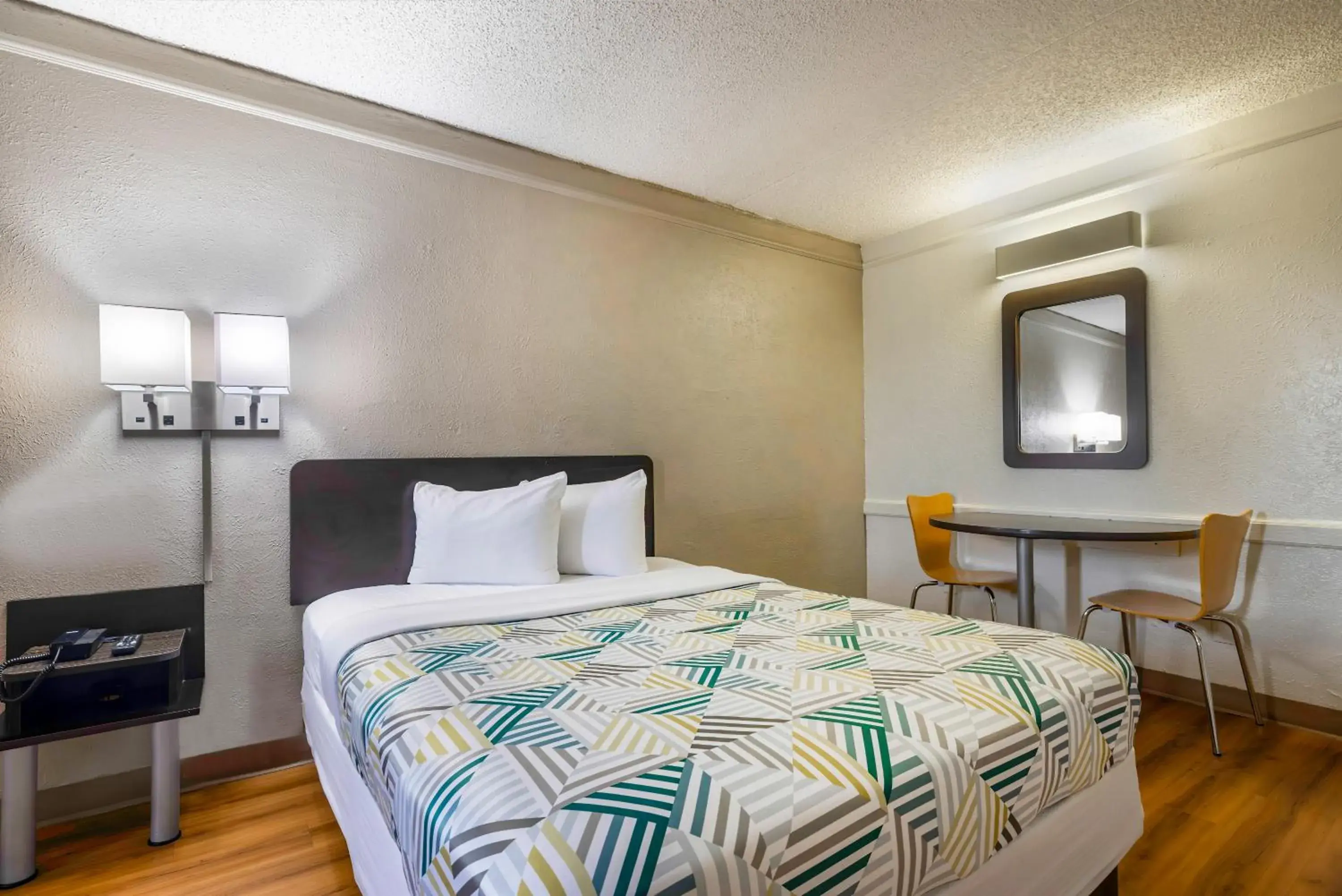 1 Queen Bed Non-Smoking Kitchen in Studio 6 Beaumont, TX 1 Queen Bed Non-Smoking Kitchen in Studio 6 Beaumont, TX