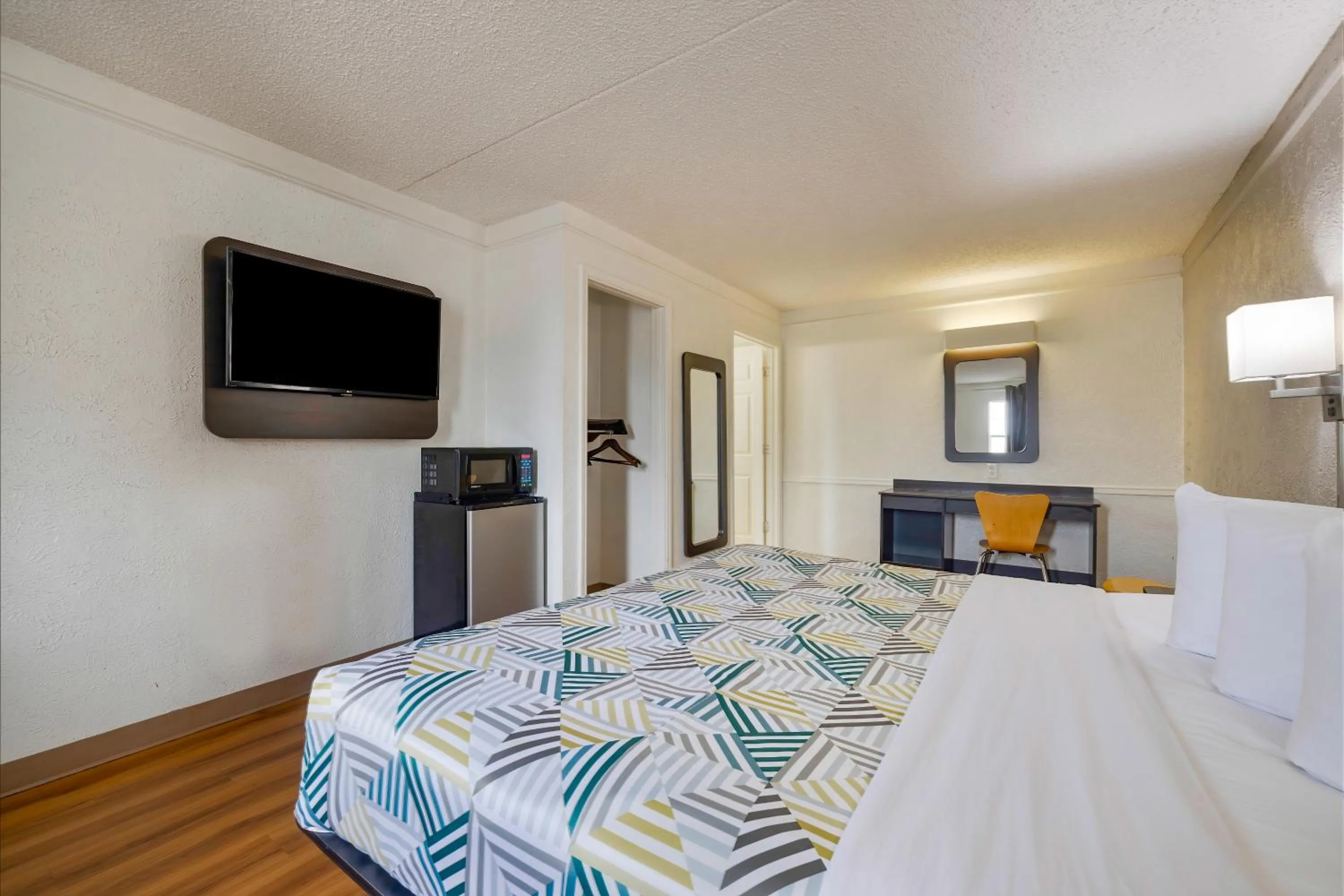 Bedroom, Bed in Studio 6 Beaumont, TX