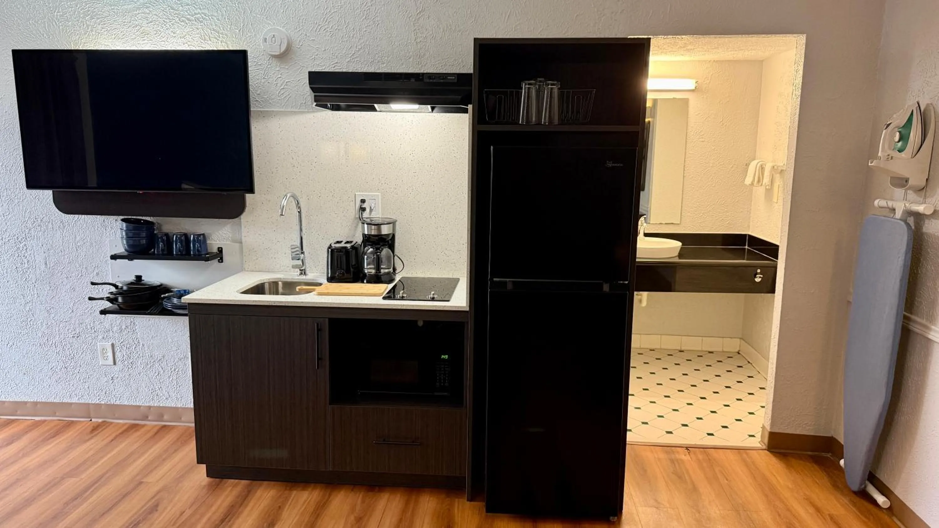 Kitchen or kitchenette in Studio 6 Beaumont, TX