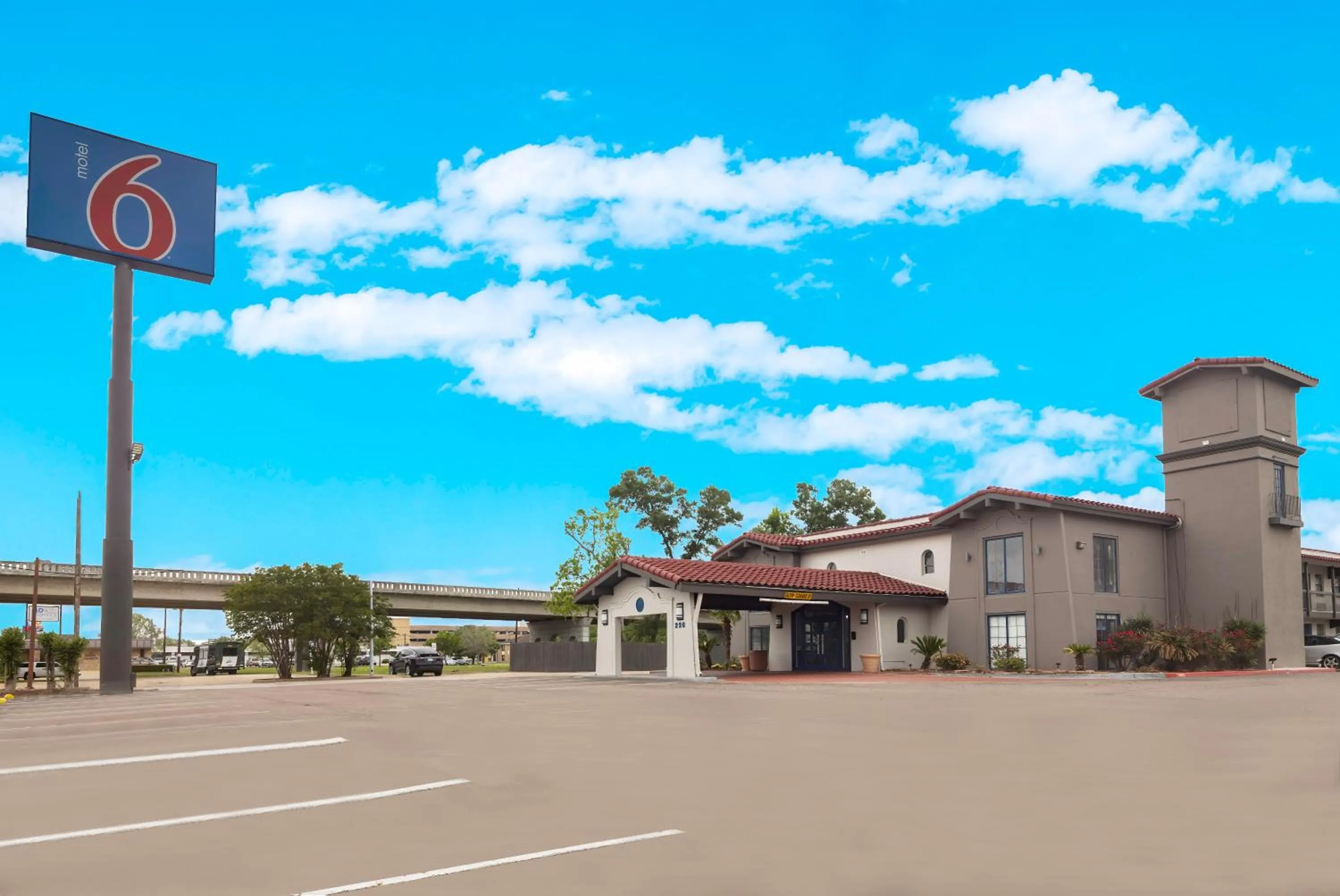 Property building in Studio 6 Beaumont, TX