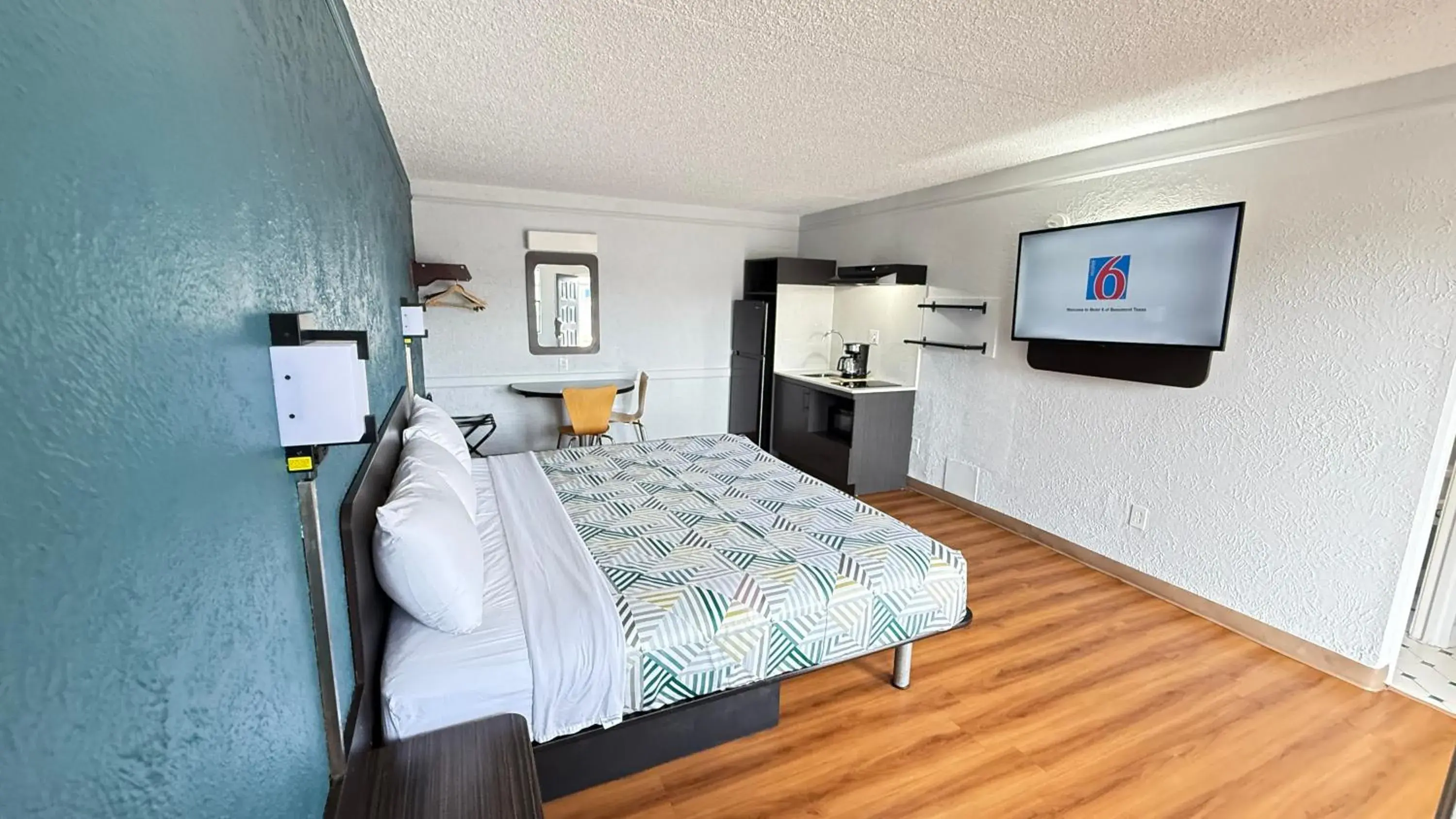 1 Queen Bed Smoking Kitchen in Studio 6 Beaumont, TX 1 Queen Bed Smoking Kitchen in Studio 6 Beaumont, TX