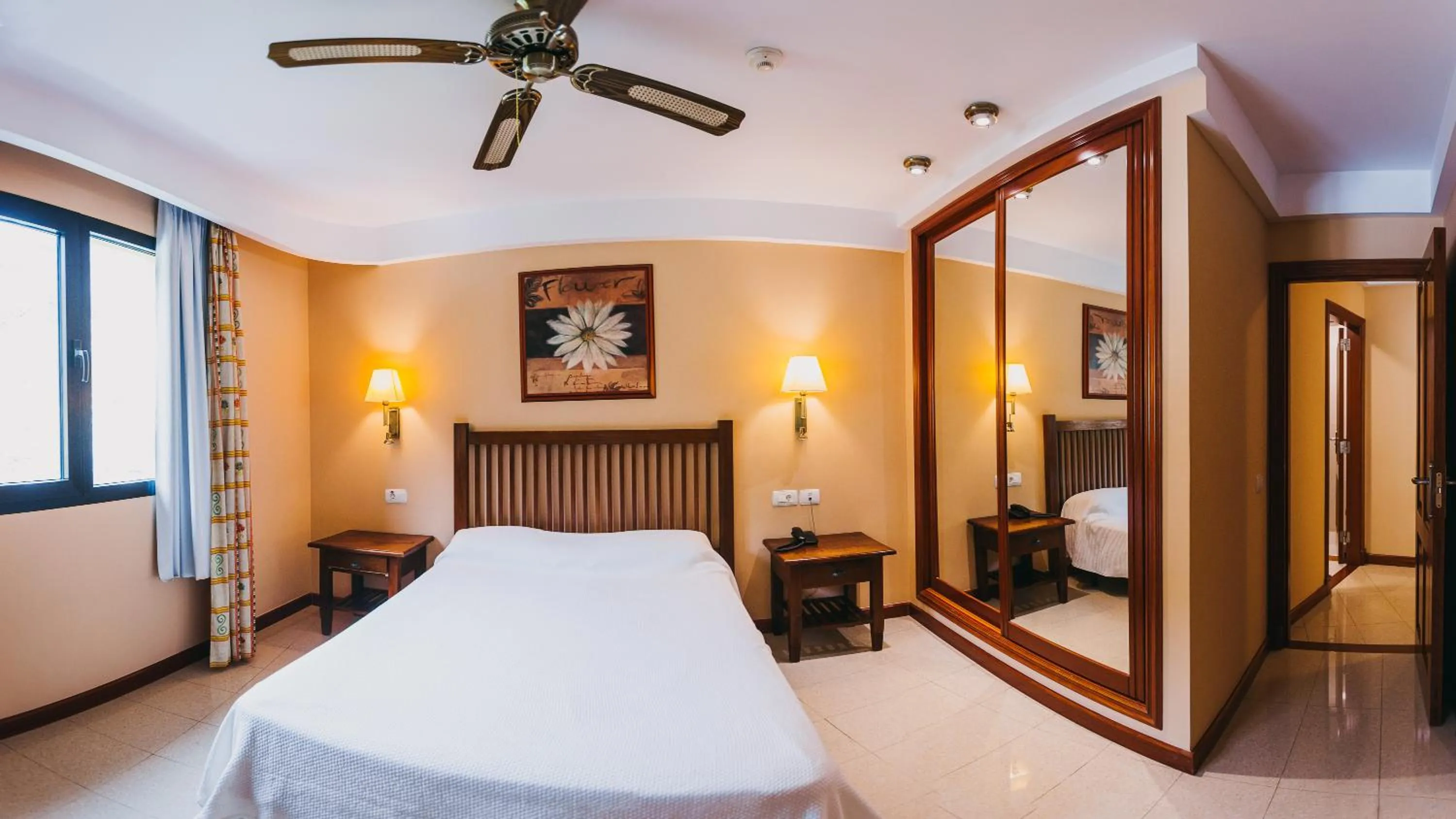 Bed in Aparthotel El Galeón