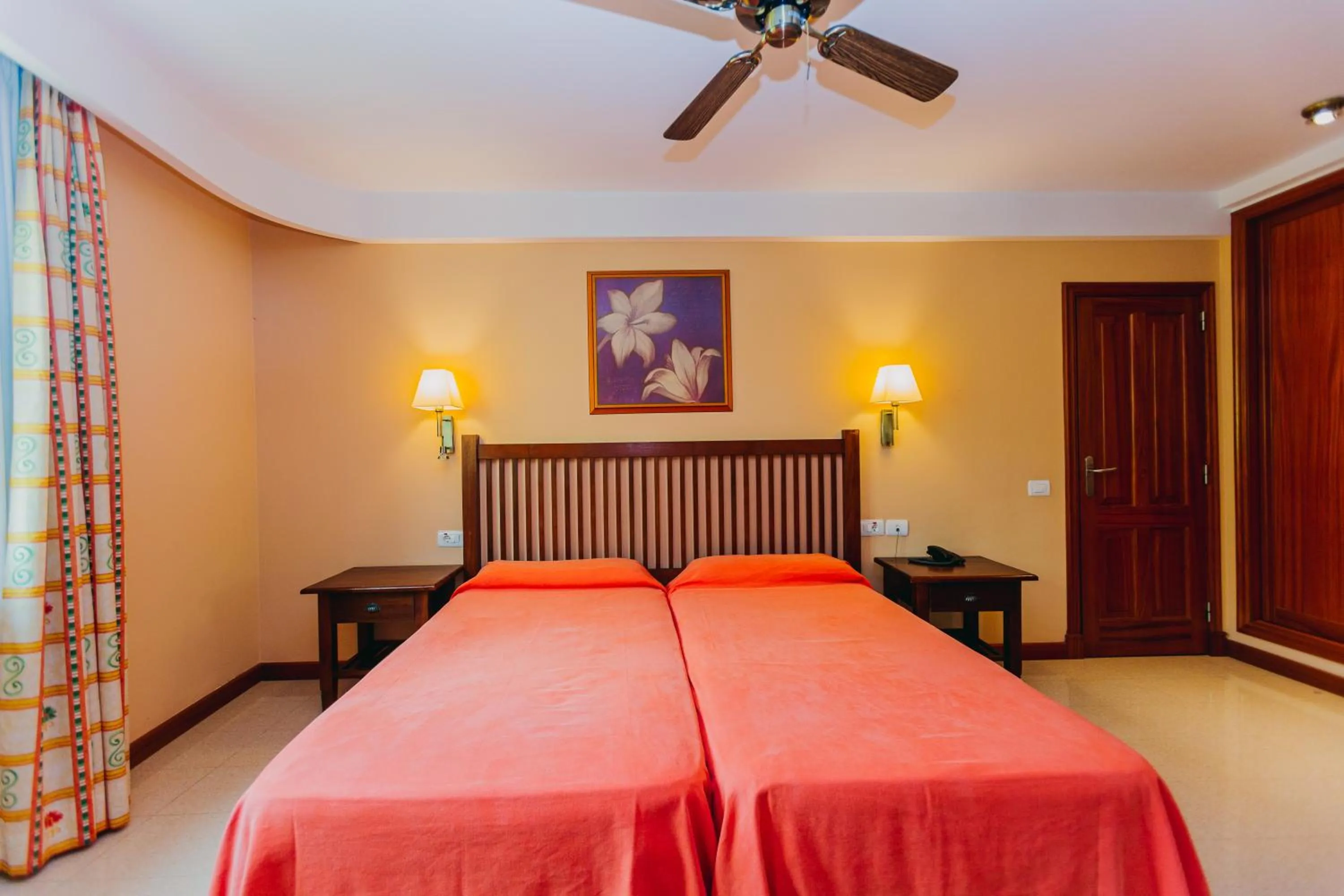 Bed in Aparthotel El Galeón