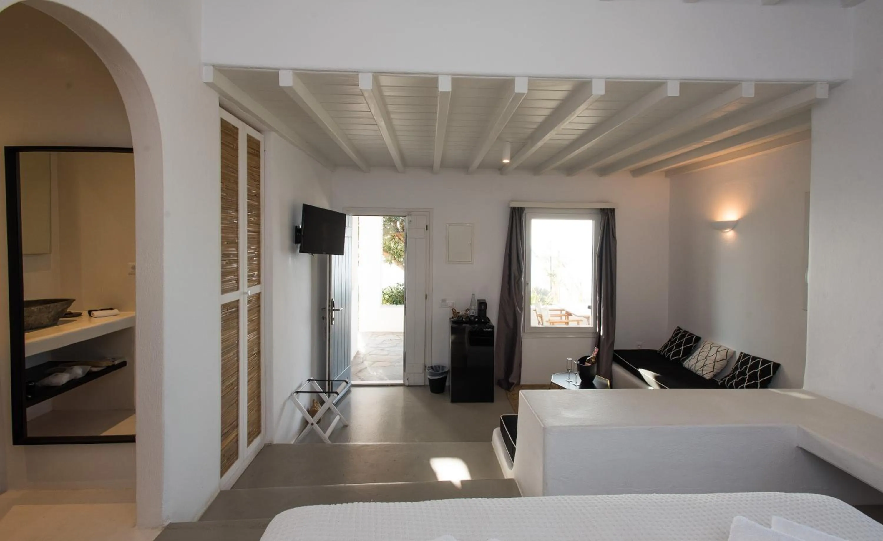 Photo of the whole room, Bed in Bellou Suites