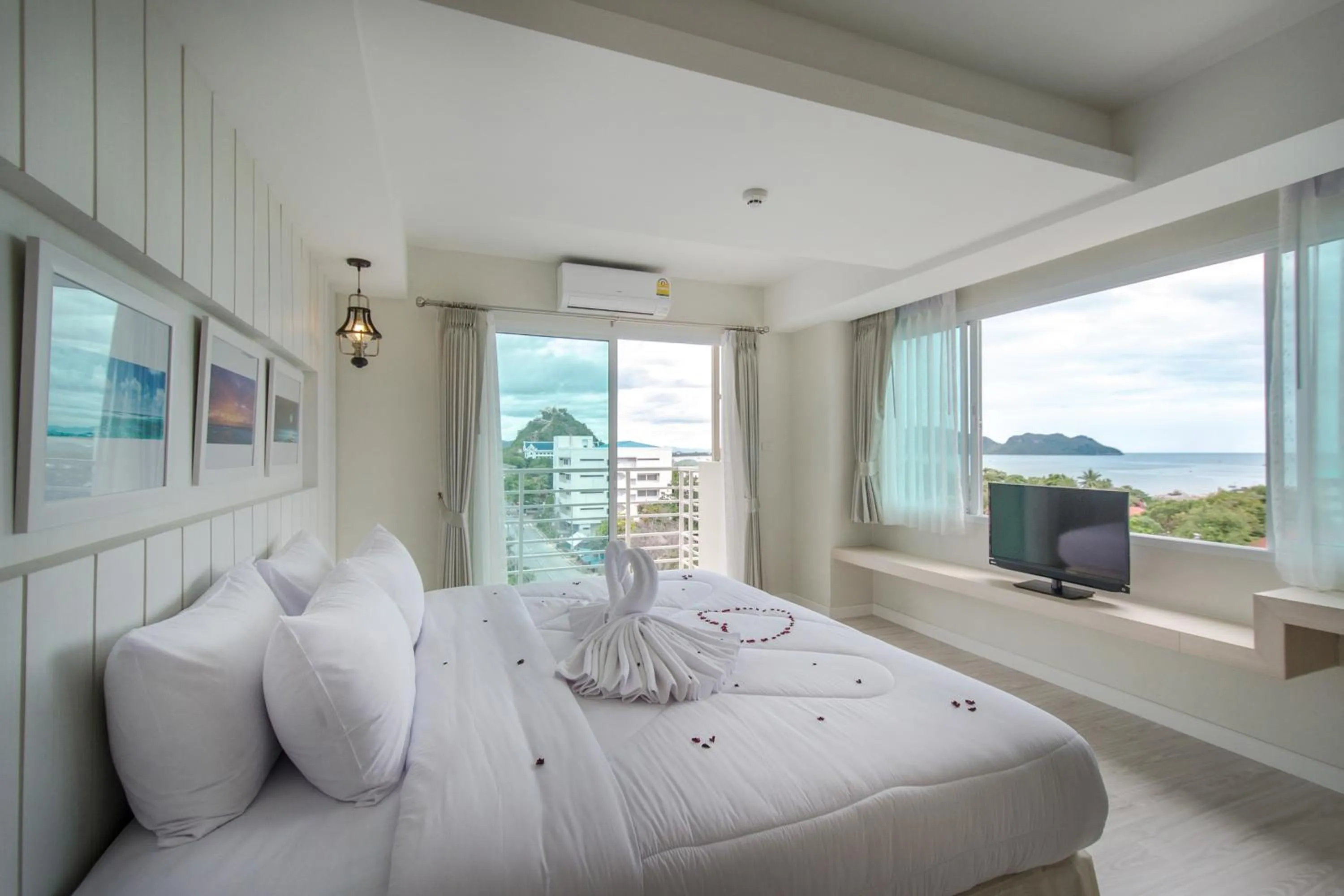 Bedroom, Bed in Prachuap Grand Hotel