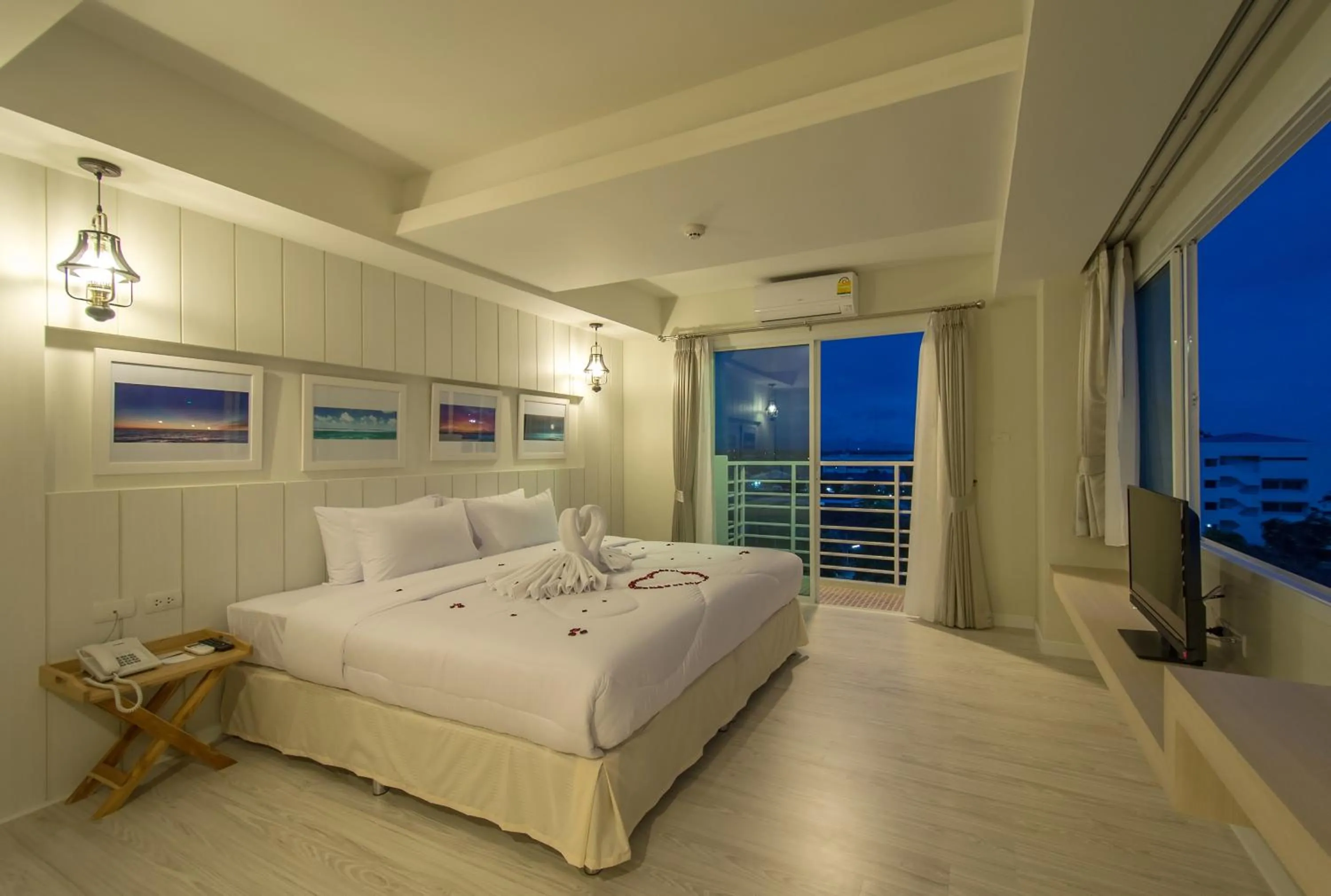Bedroom, Bed in Prachuap Grand Hotel