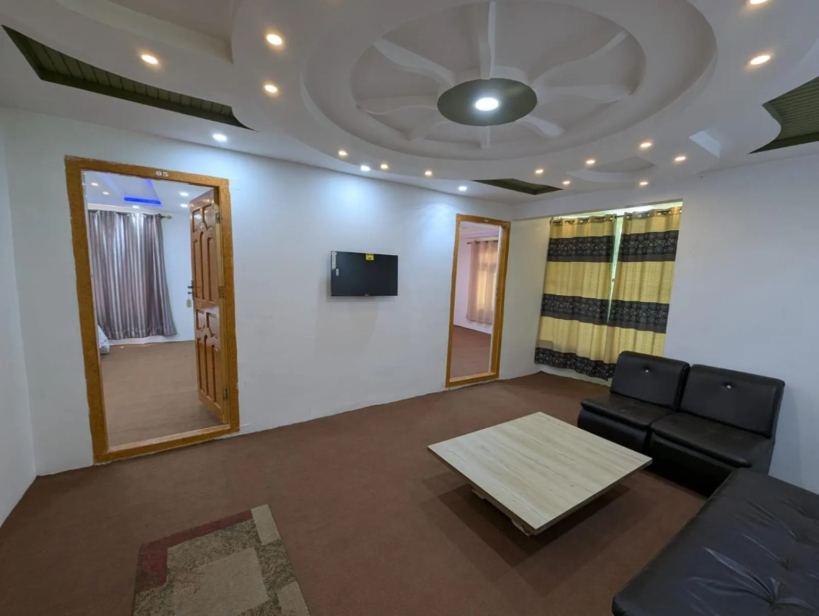 Communal lounge/ TV room in Comfort Hotel & Huts