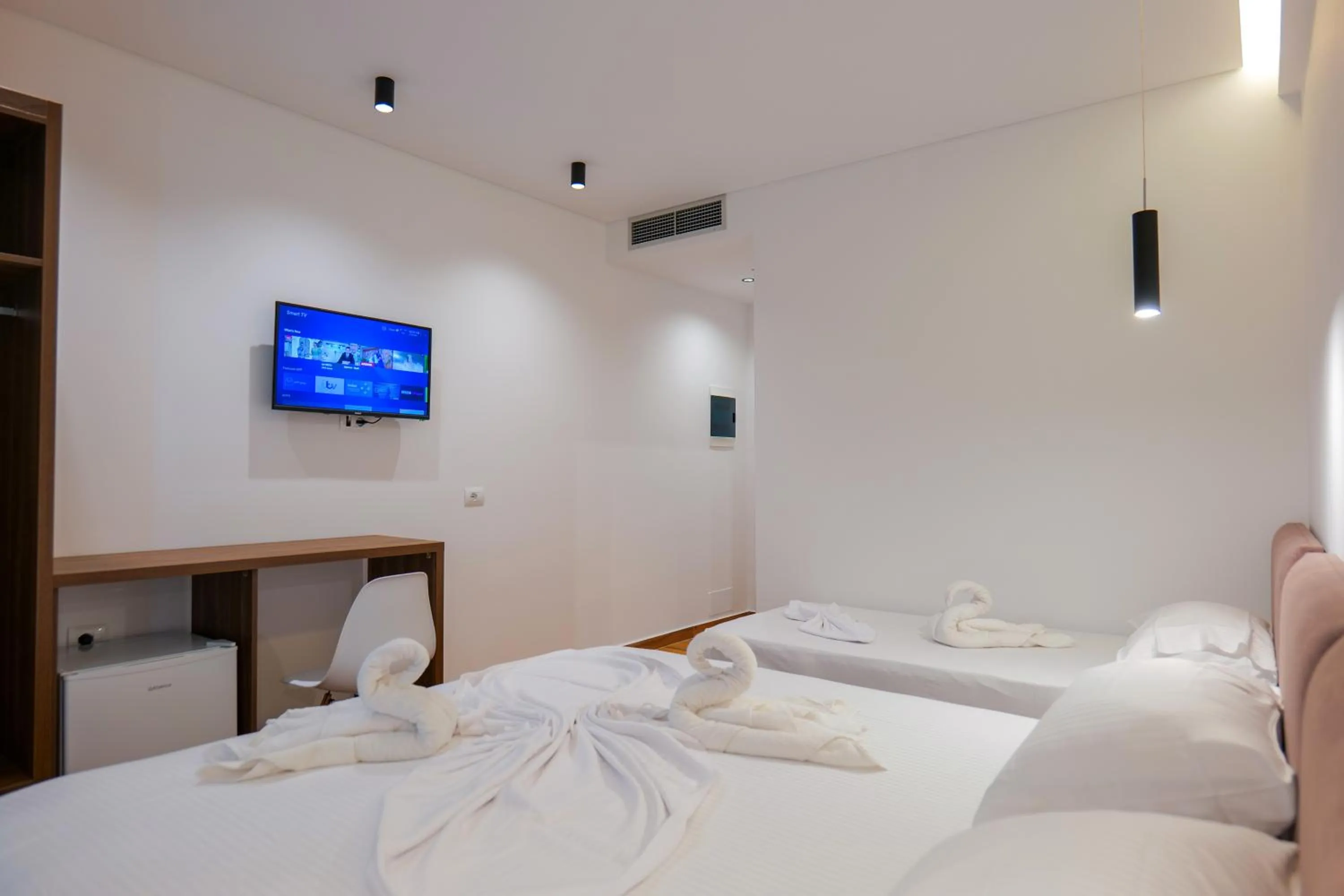 Communal lounge/ TV room, Bed in Hotel Havana