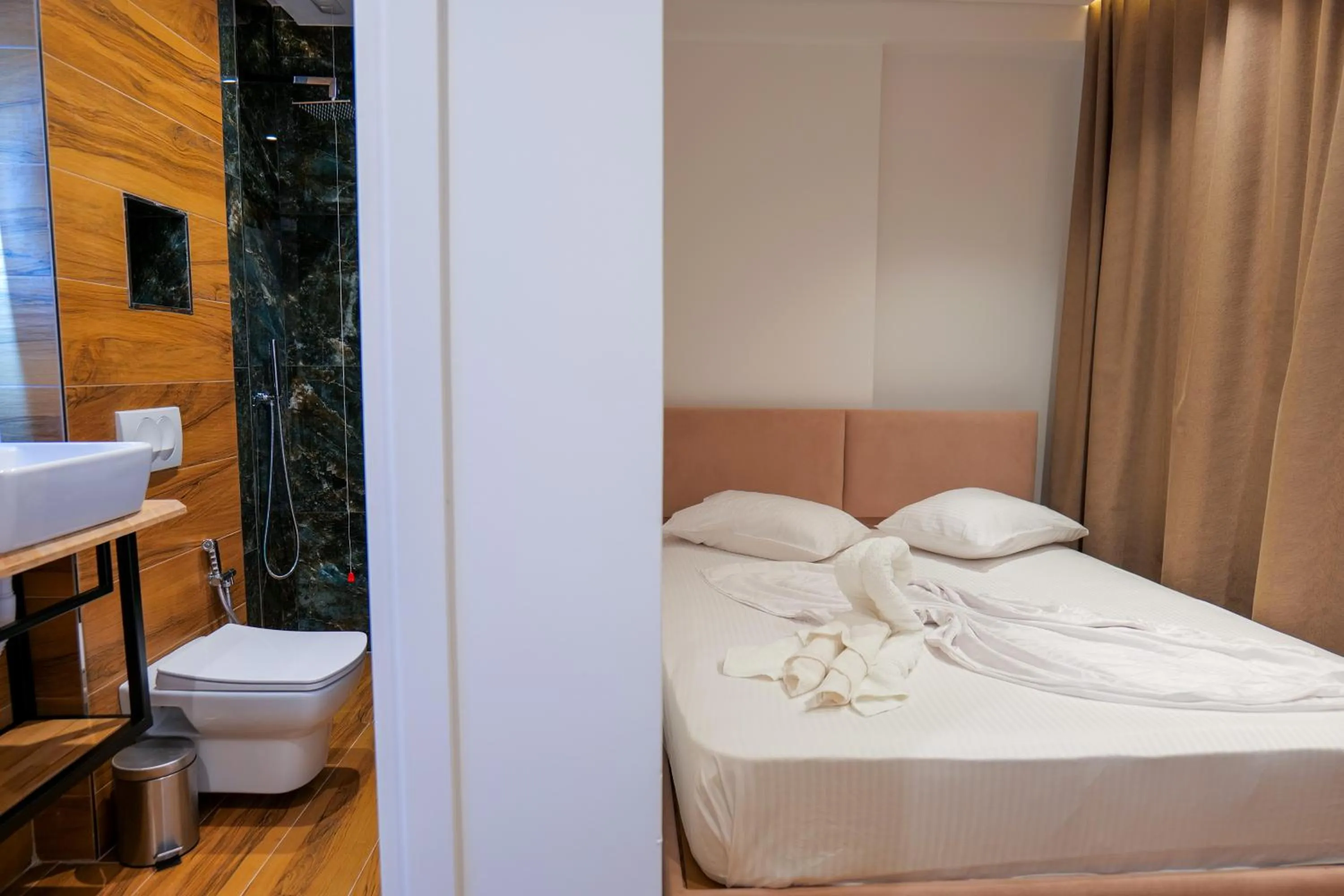 Bathroom, Bed in Hotel Havana