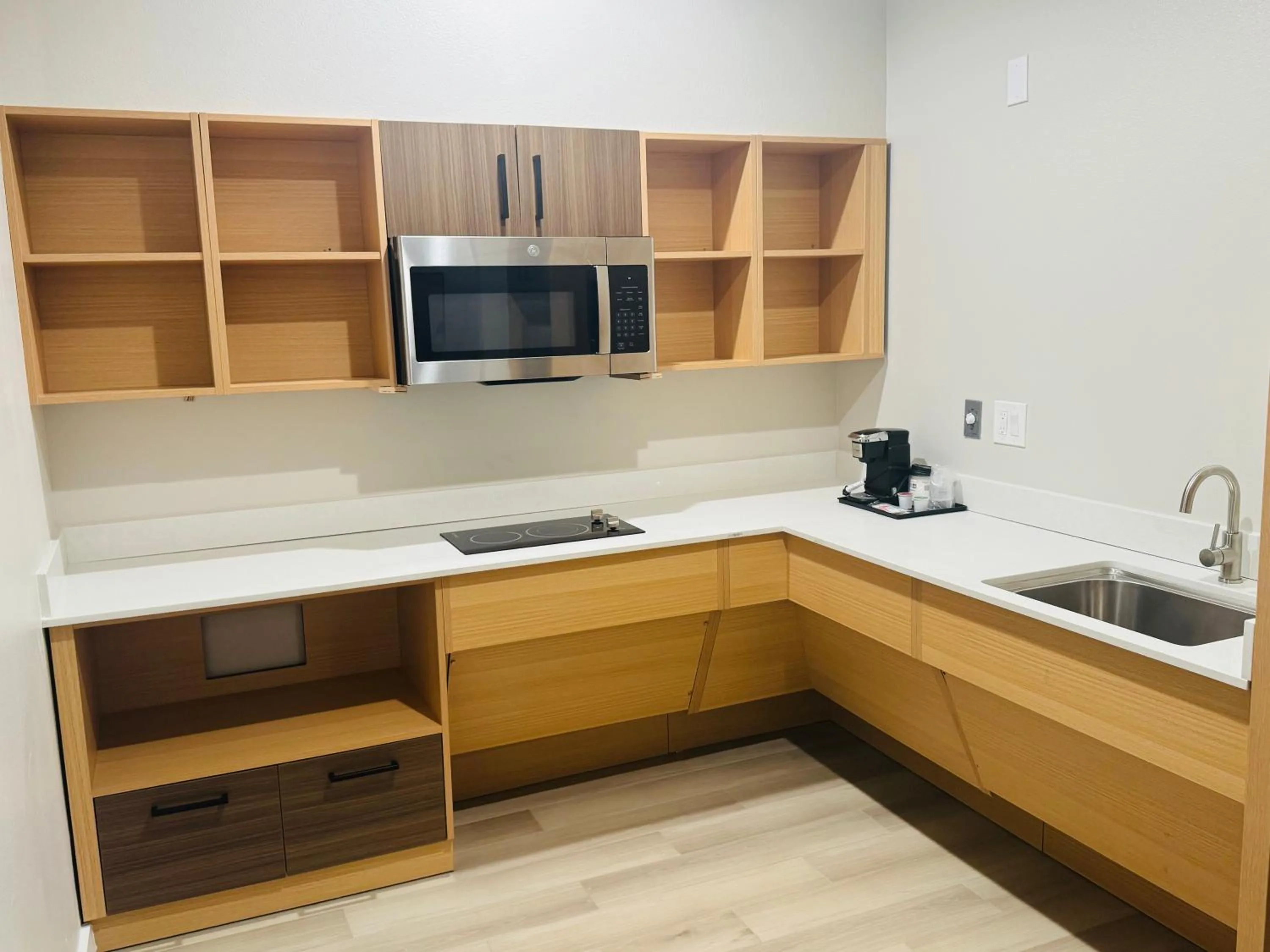 Kitchen or kitchenette in Best Western Plus Pearland/Houston Medical Center Hotel
