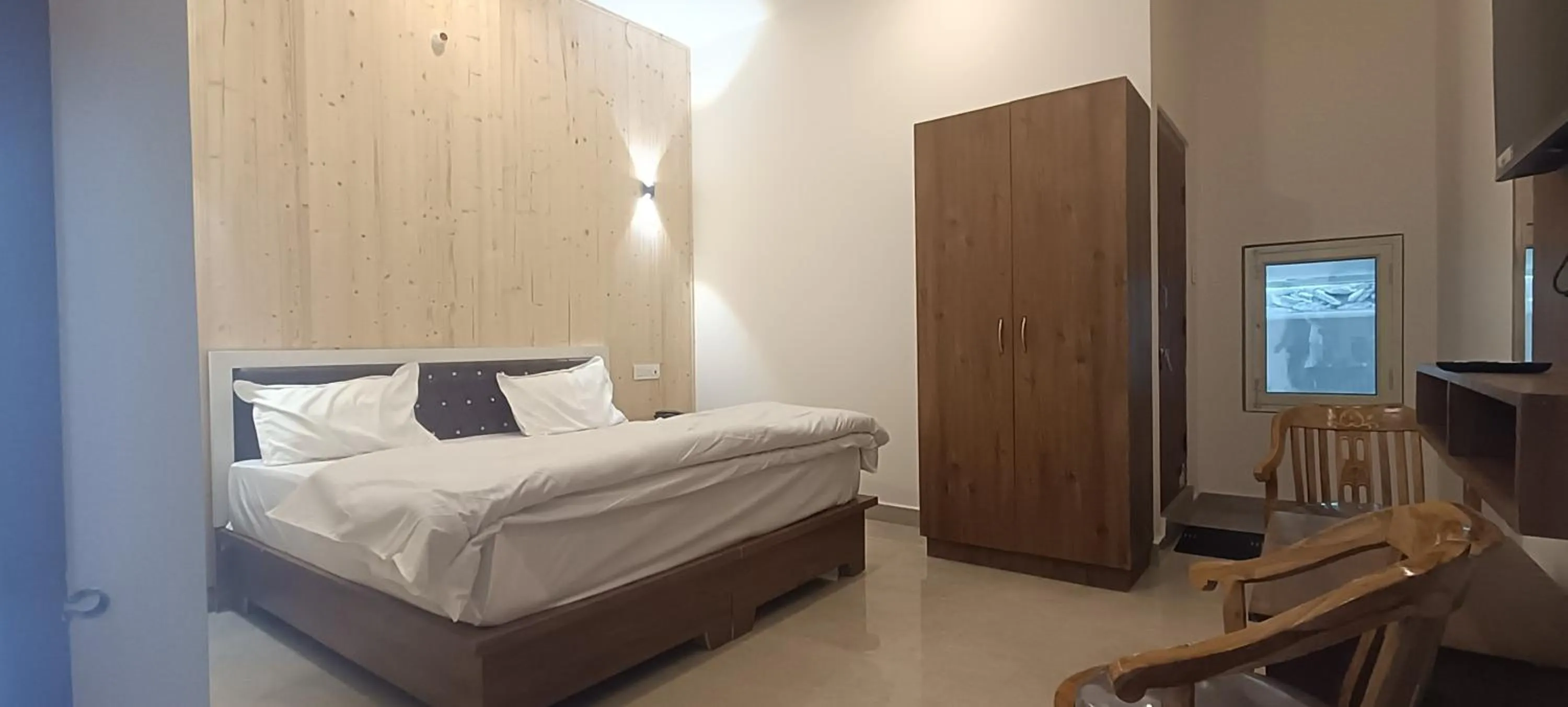 Photo of the whole room, Bed in Kasturi Resorts Kanatal