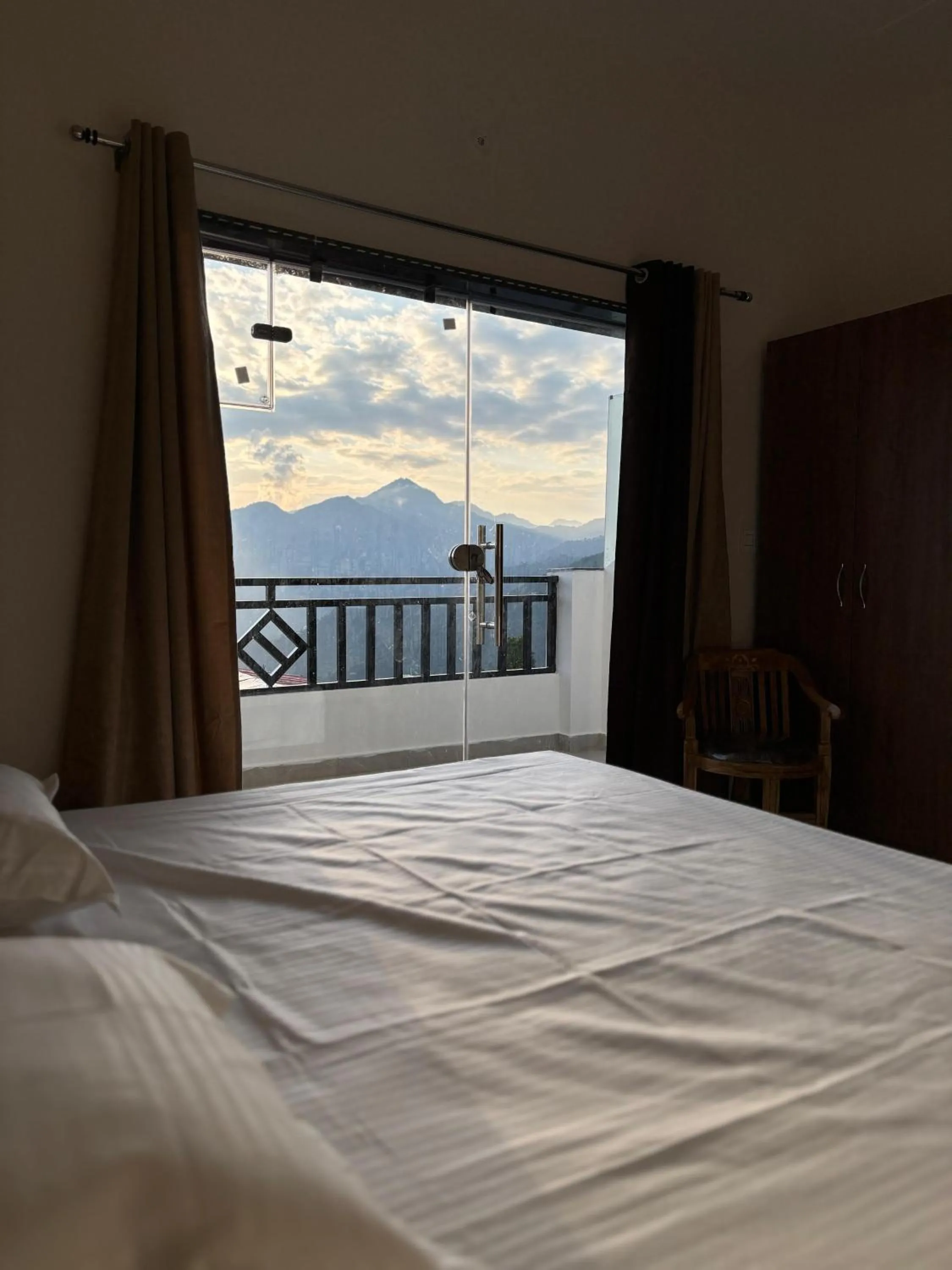 Bed in Kasturi Resorts Kanatal