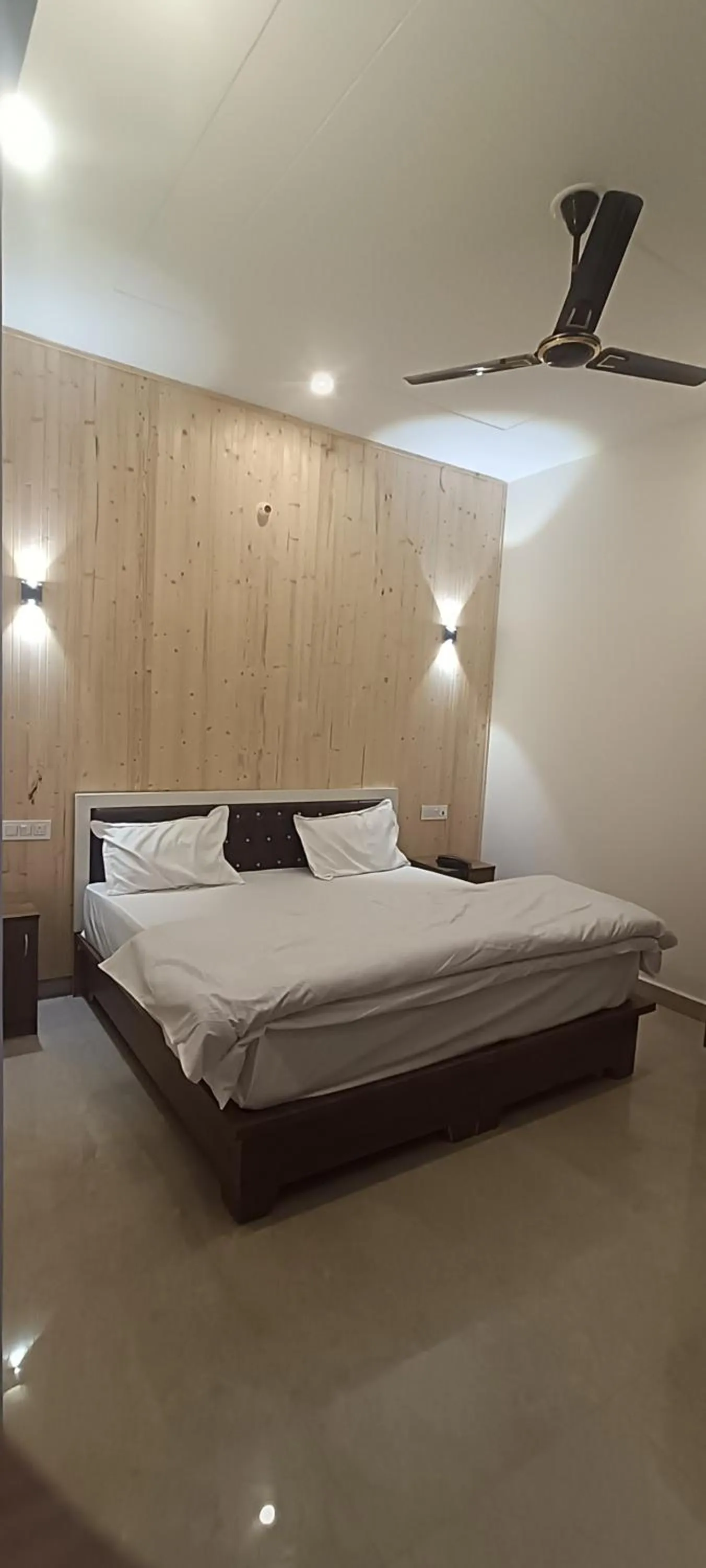 Photo of the whole room, Bed in Kasturi Resorts Kanatal