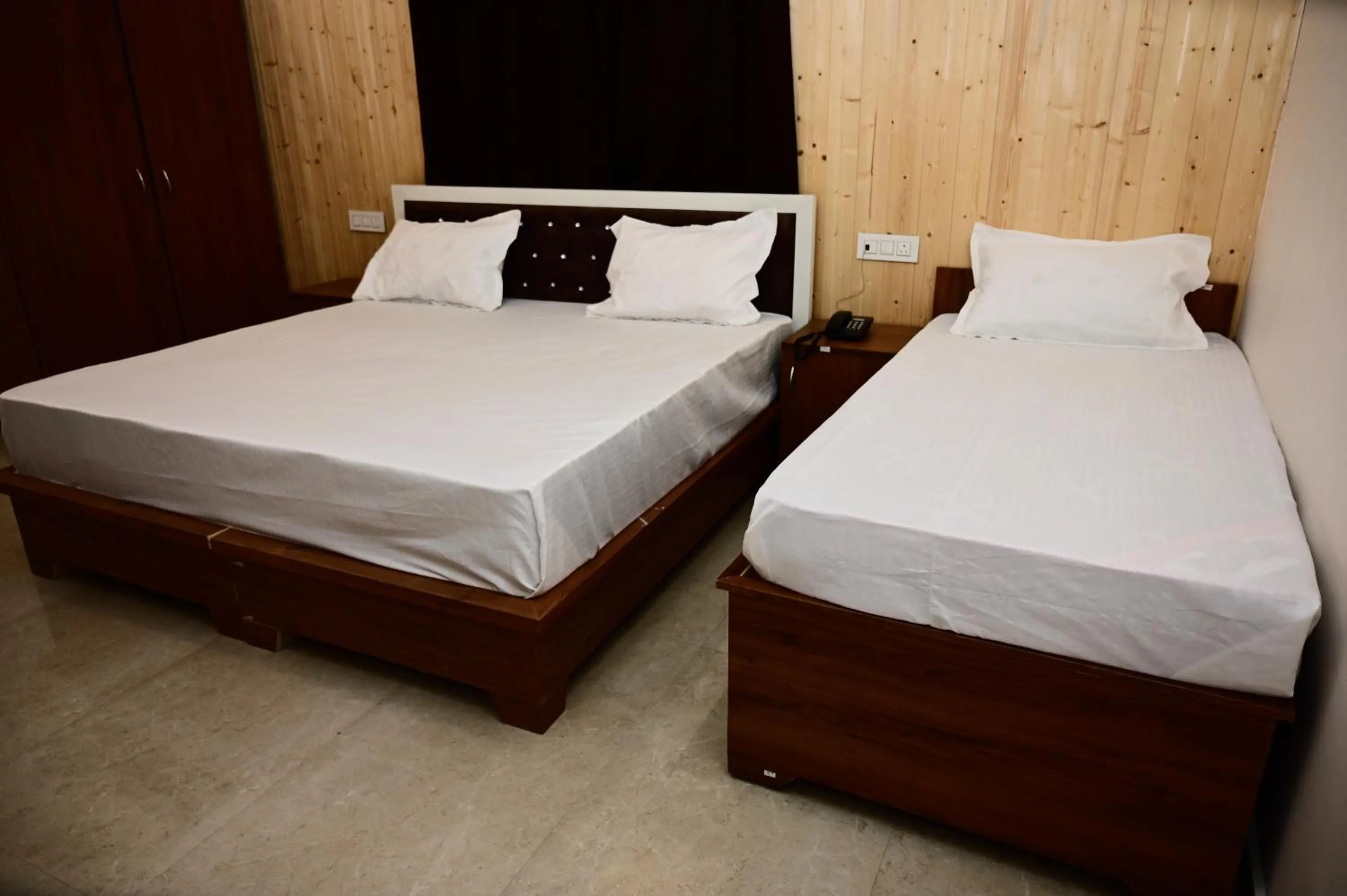 Bed in Kasturi Resorts Kanatal