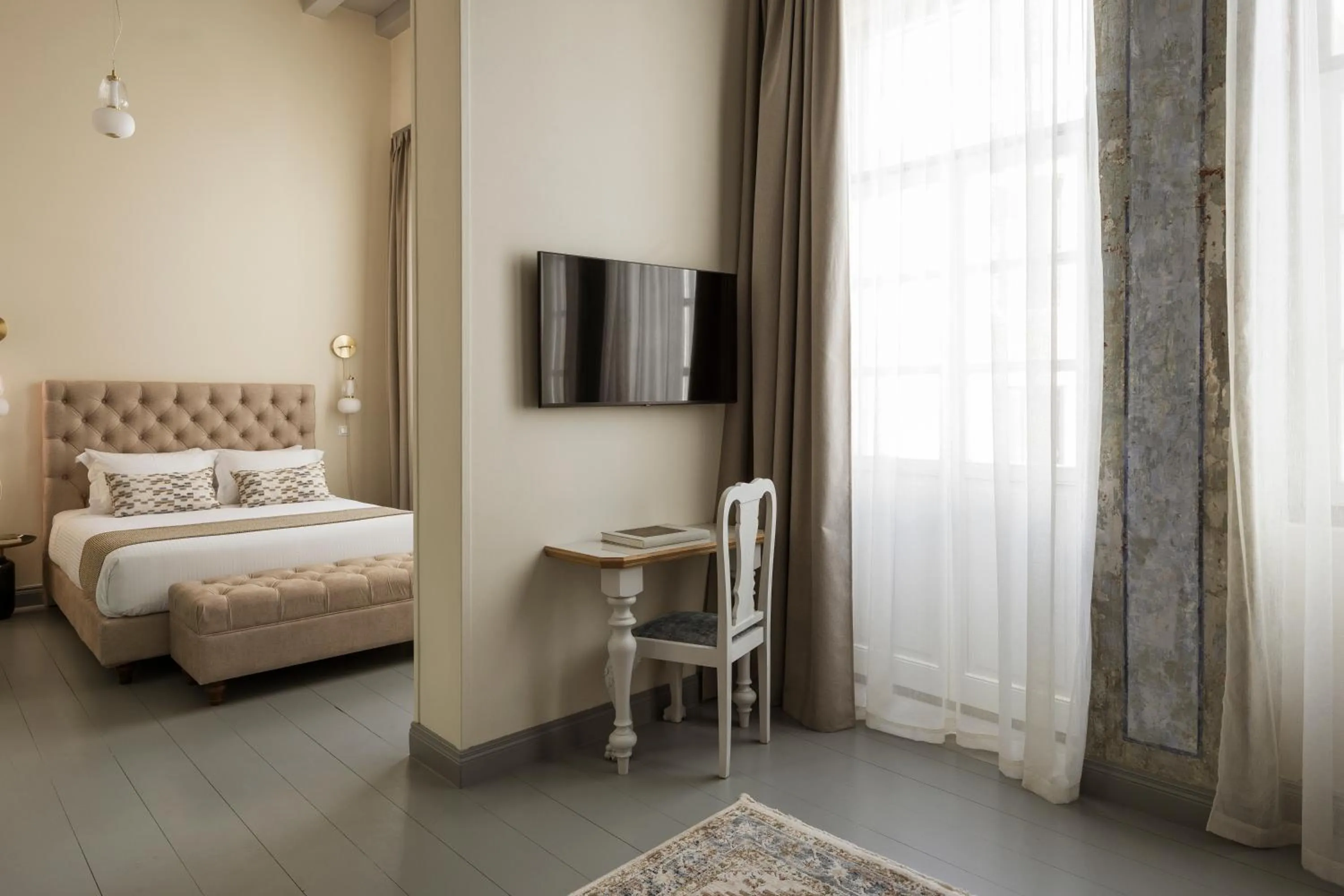 Photo of the whole room, Bed in Alma Syros