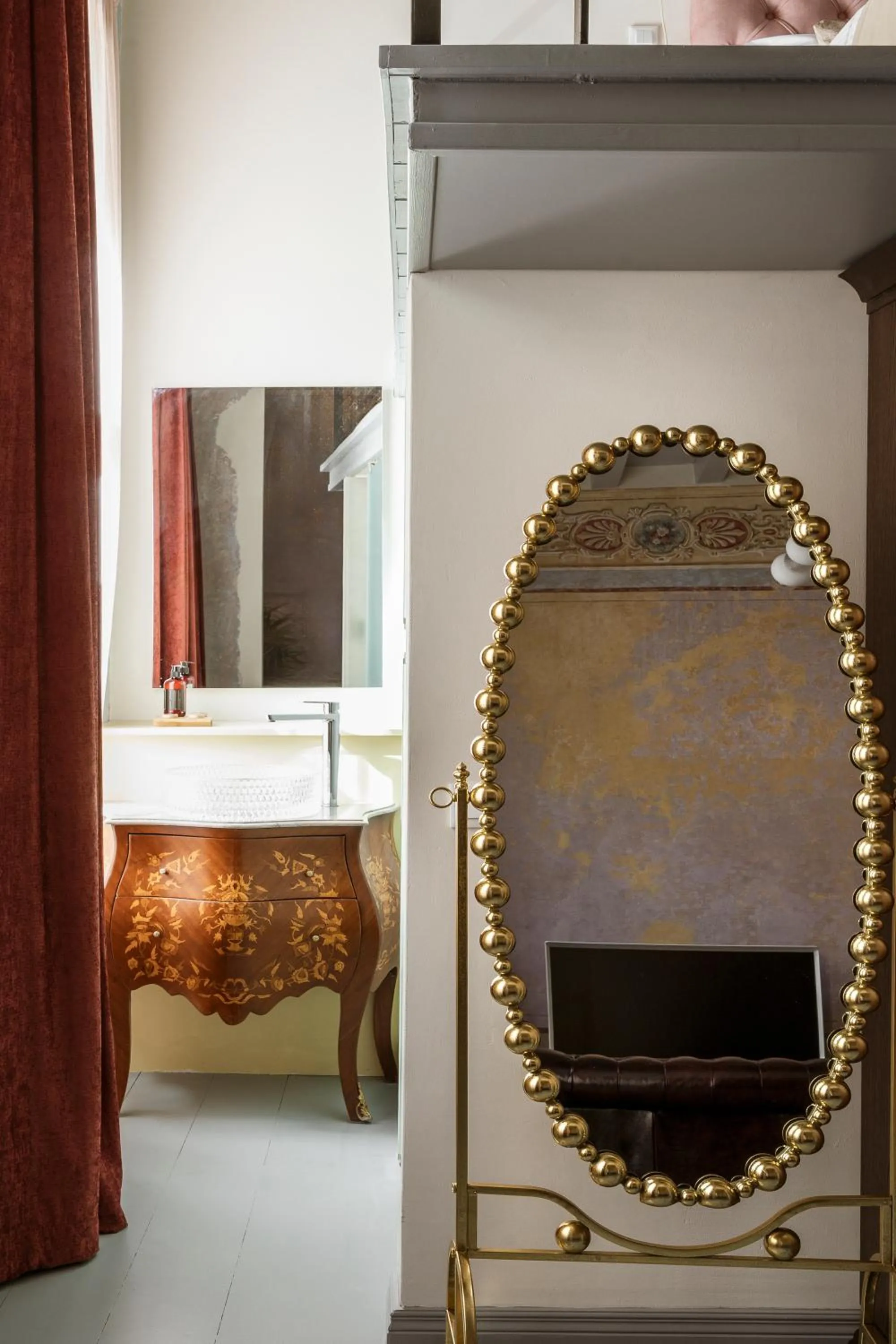 Photo of the whole room in Alma Syros