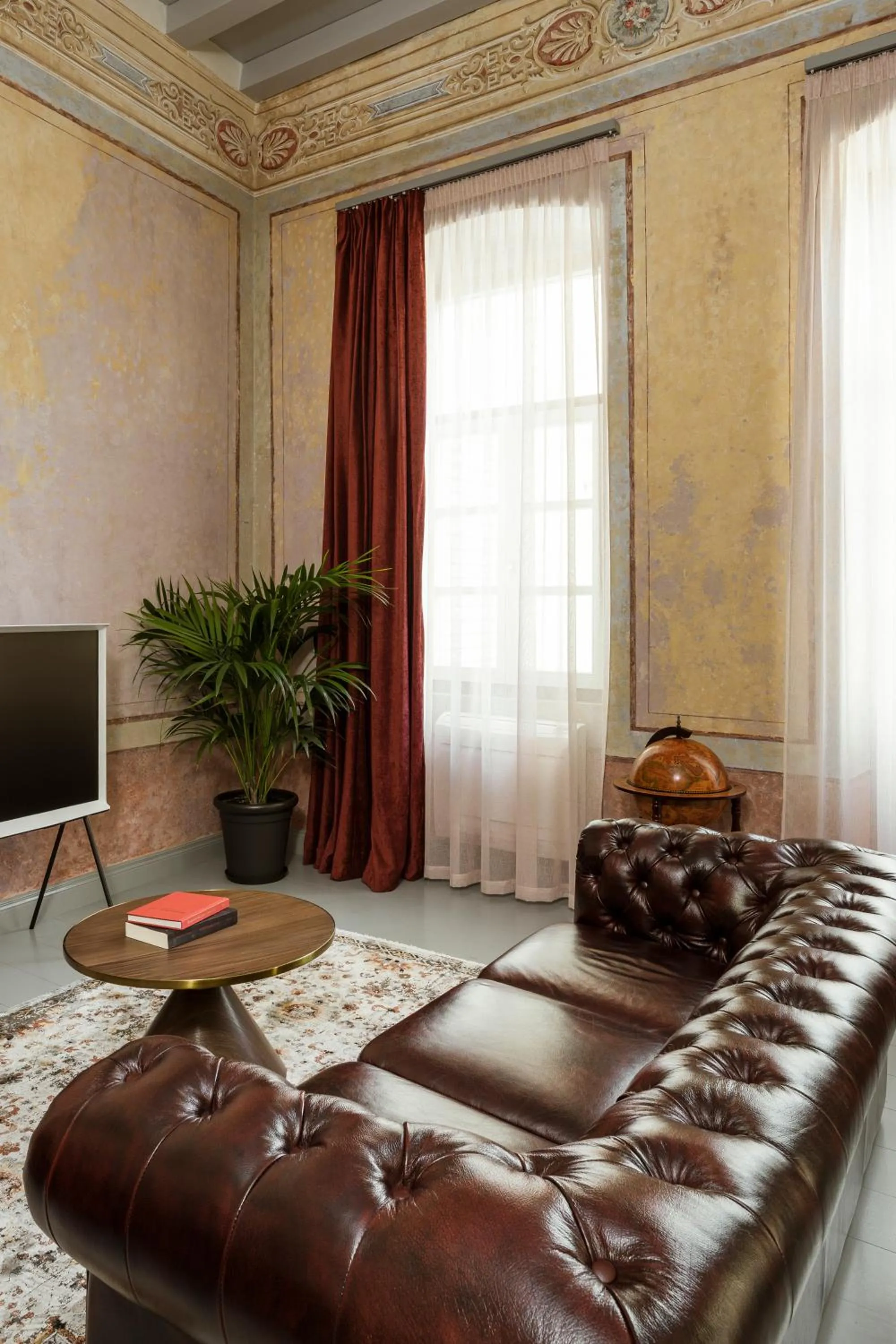 Photo of the whole room in Alma Syros