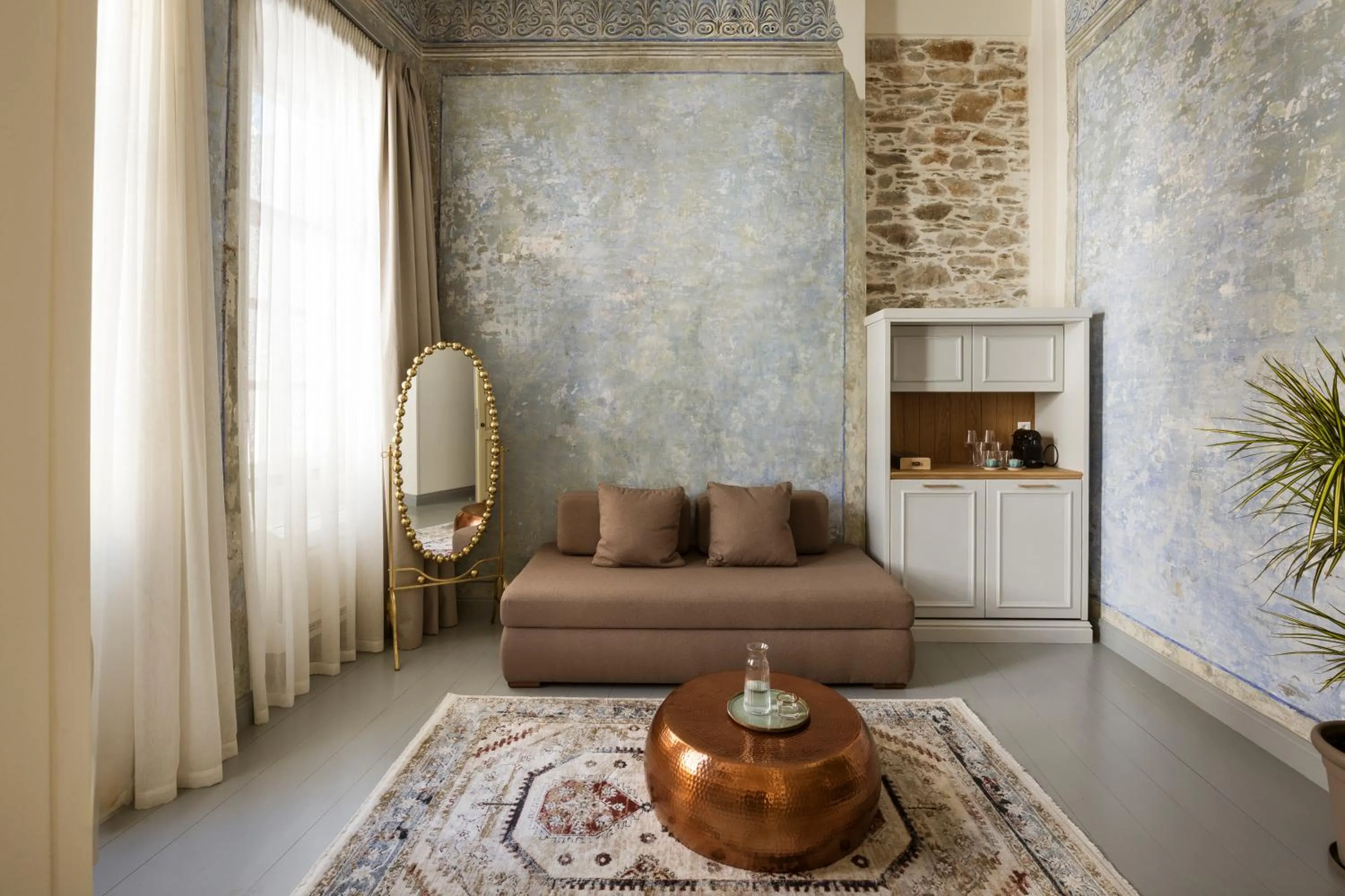 Photo of the whole room in Alma Syros