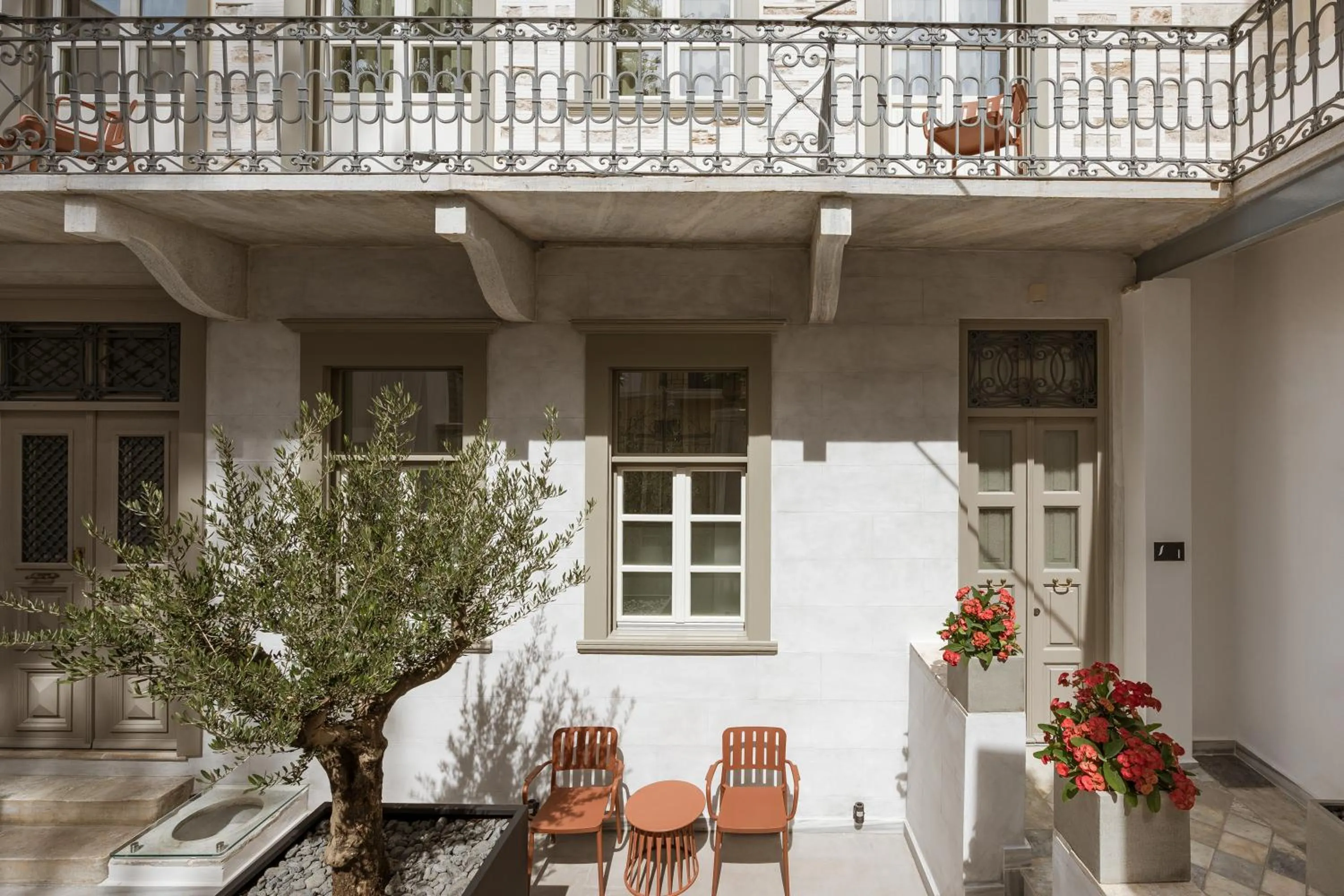 Property building in Alma Syros