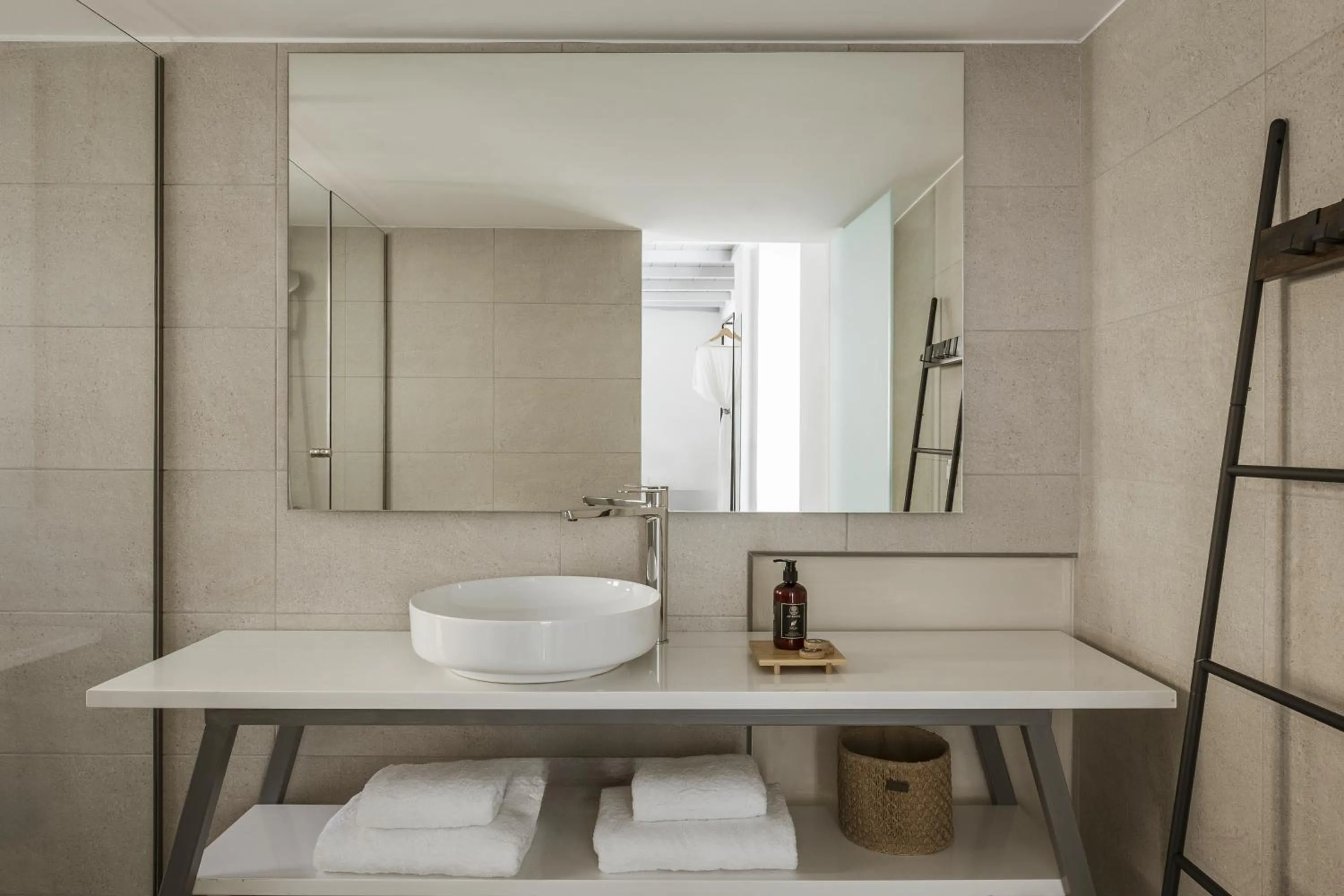 Shower in Alma Syros