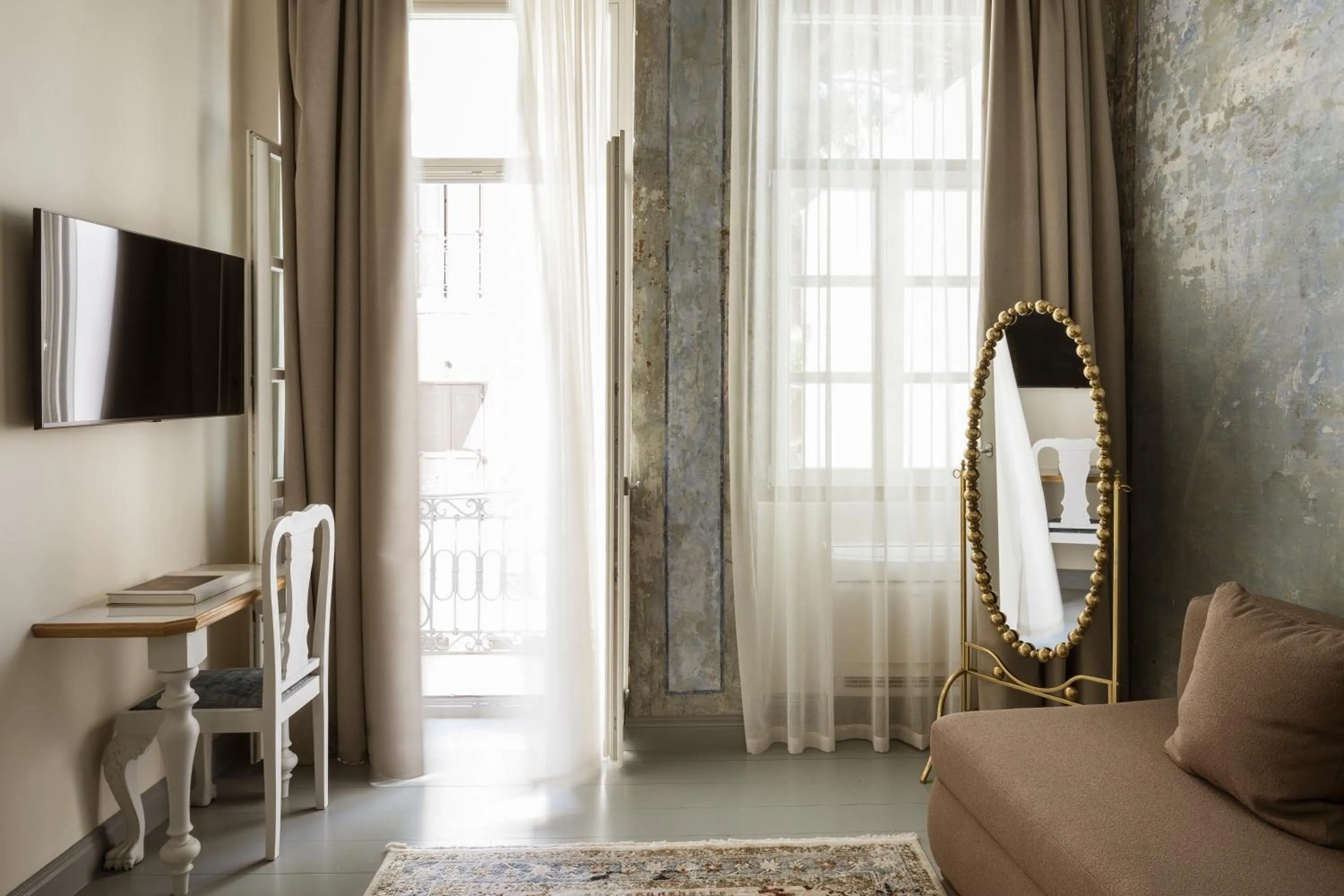 TV and multimedia in Alma Syros