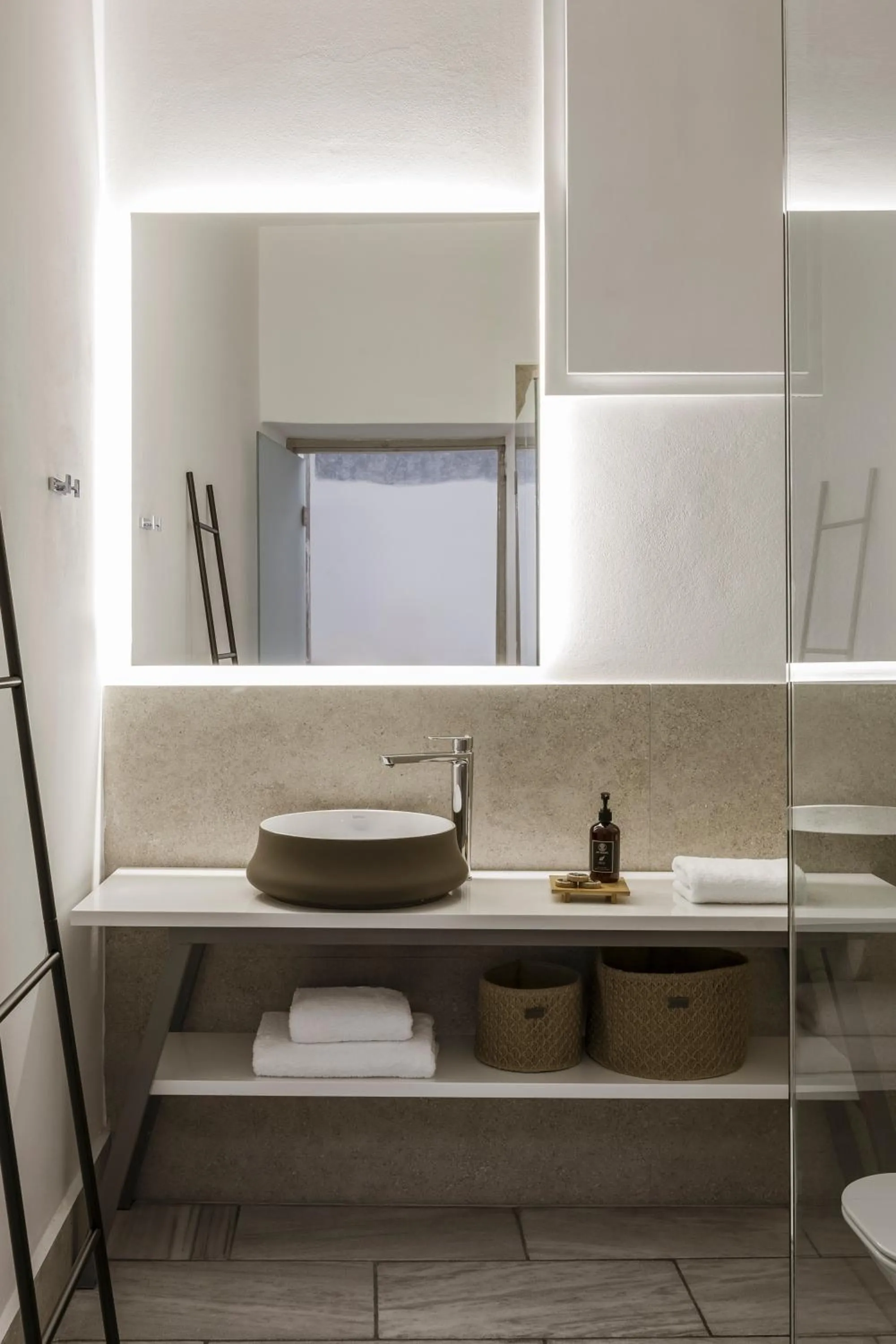 Bathroom in Alma Syros