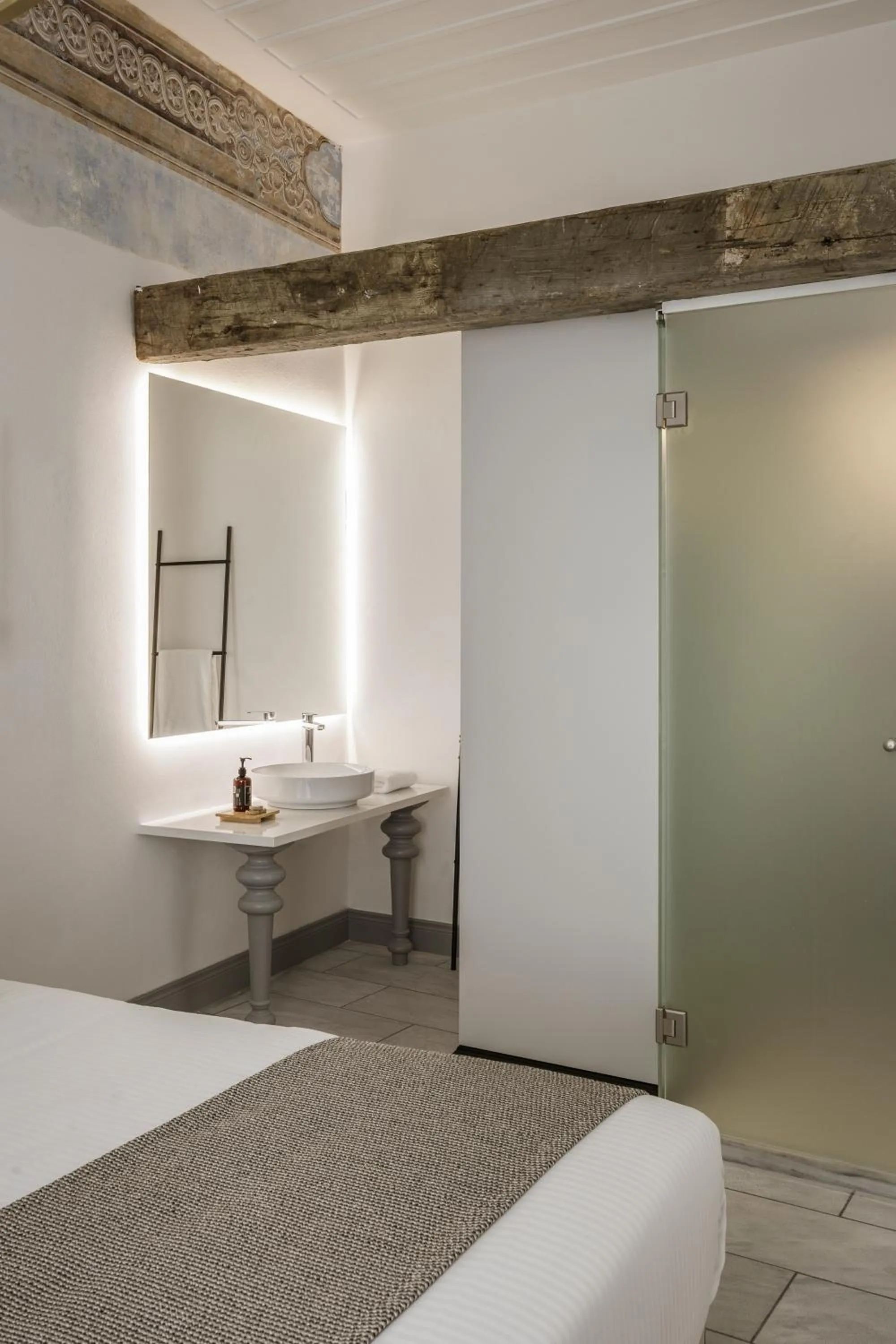 Photo of the whole room, Bed in Alma Syros