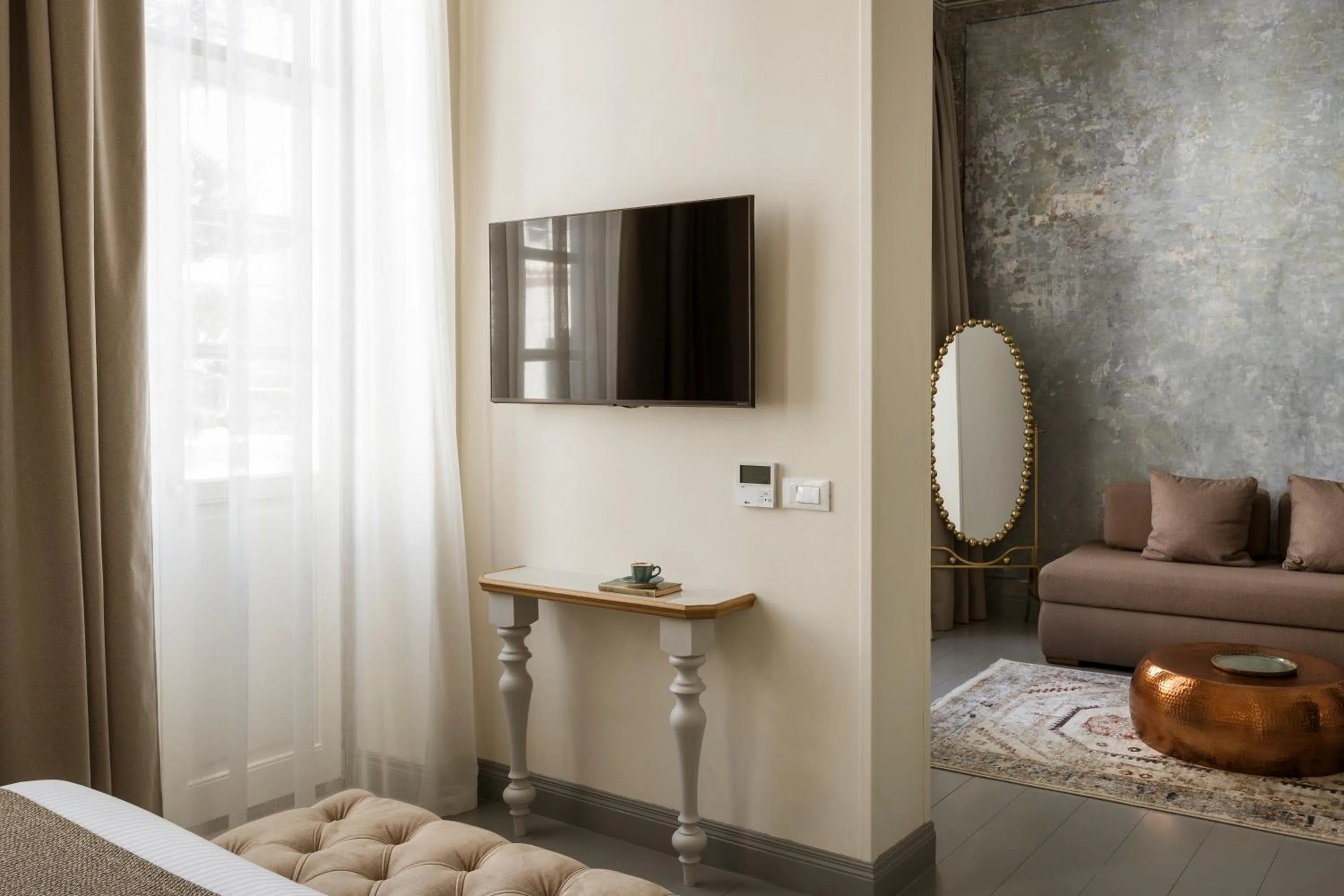 TV and multimedia in Alma Syros