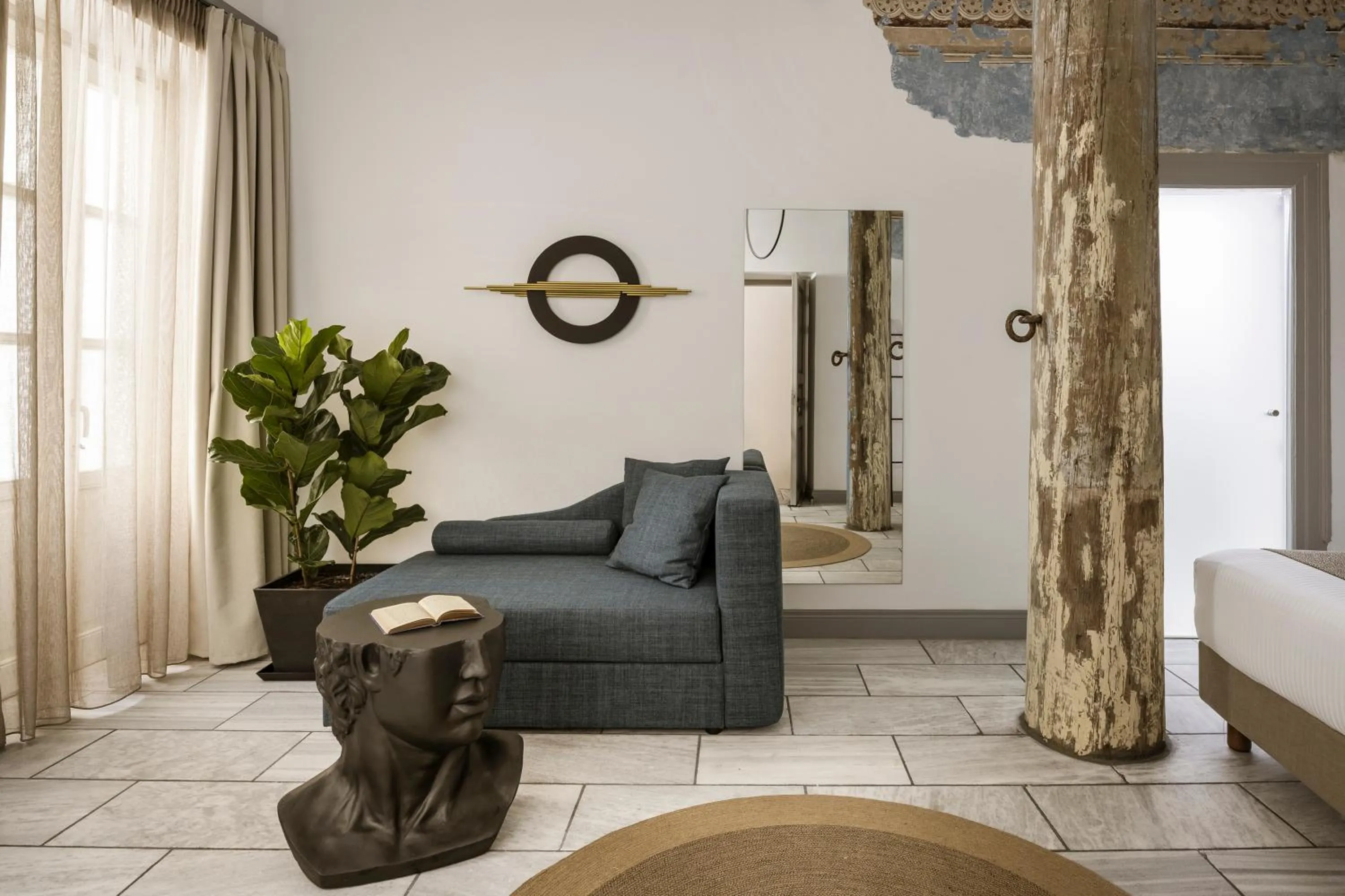 Photo of the whole room in Alma Syros