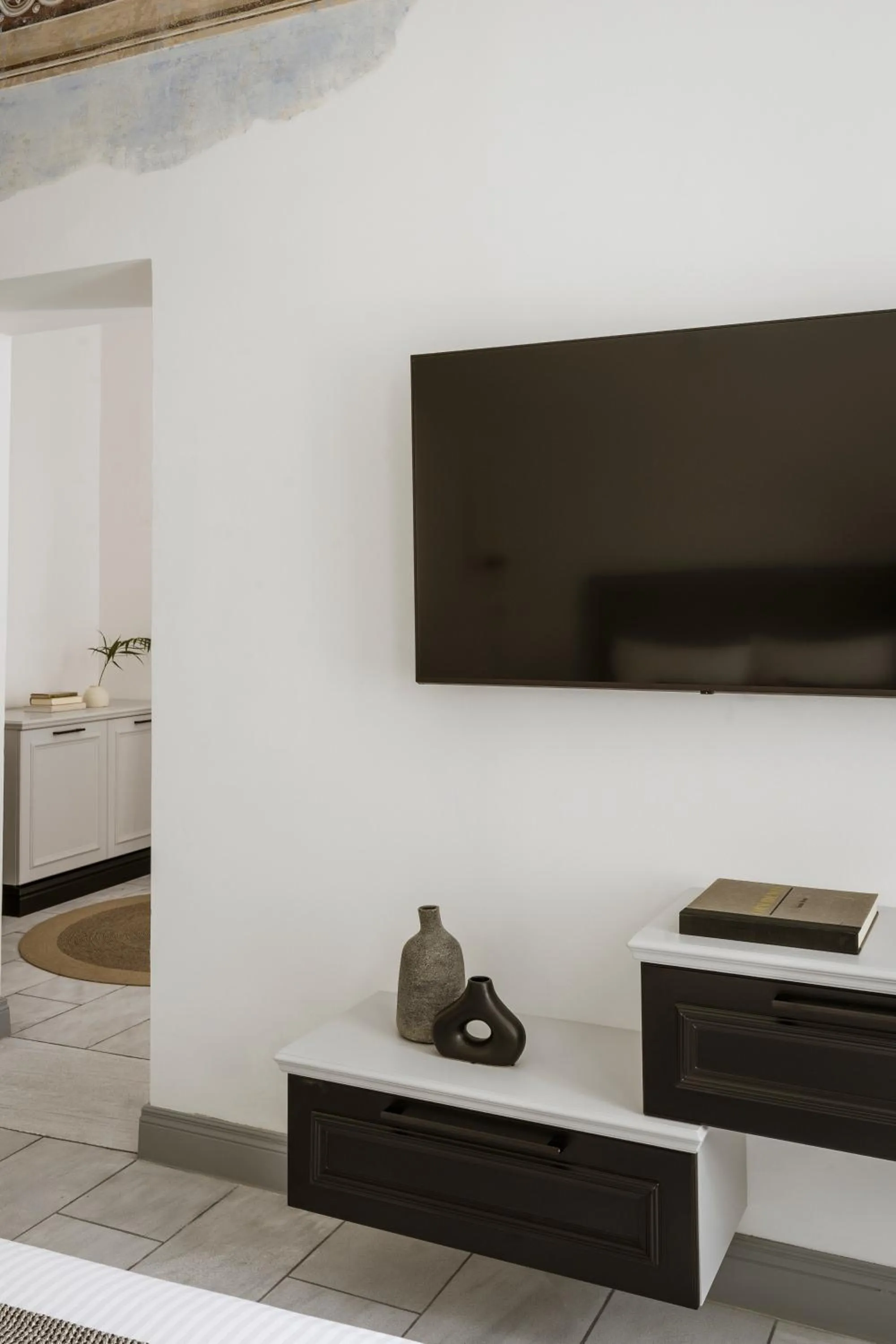 TV and multimedia in Alma Syros