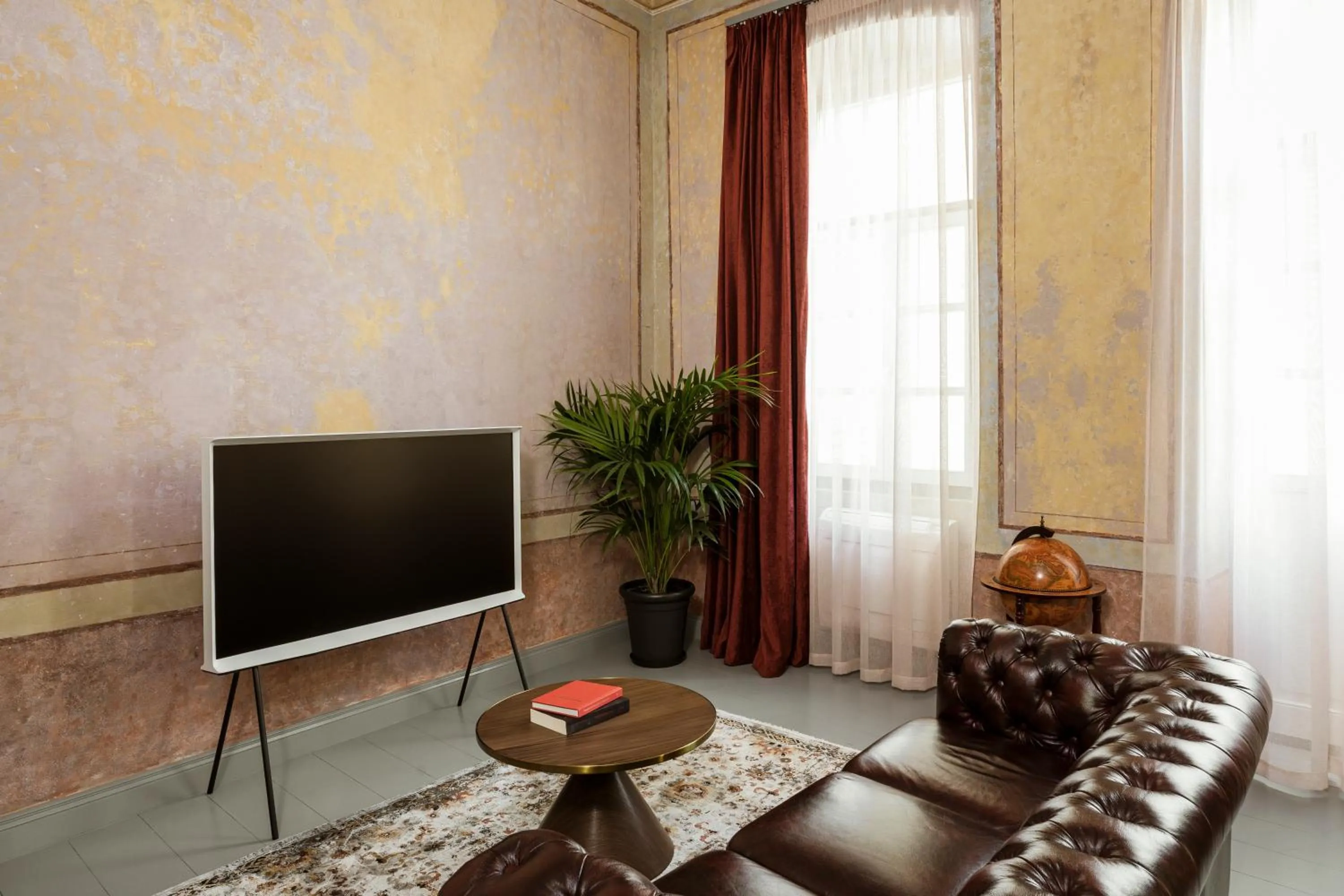 TV and multimedia in Alma Syros