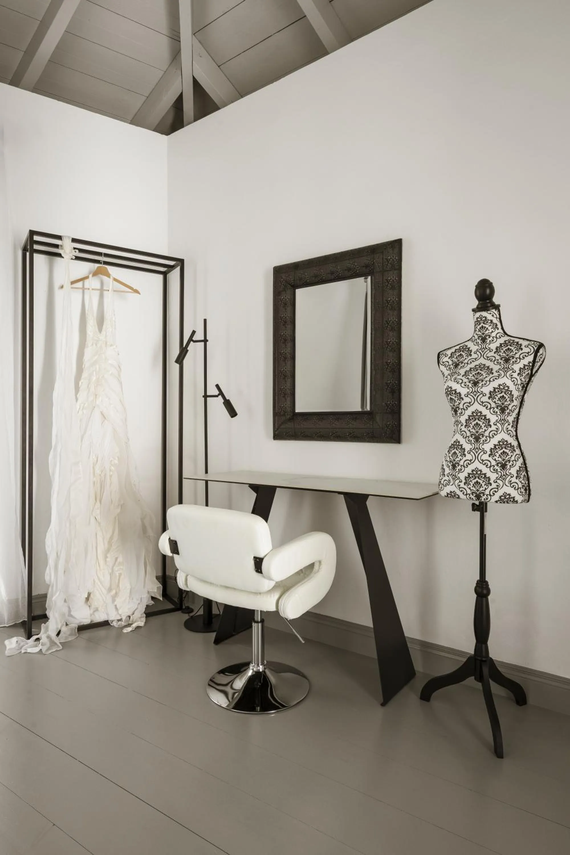 Property building in Alma Syros