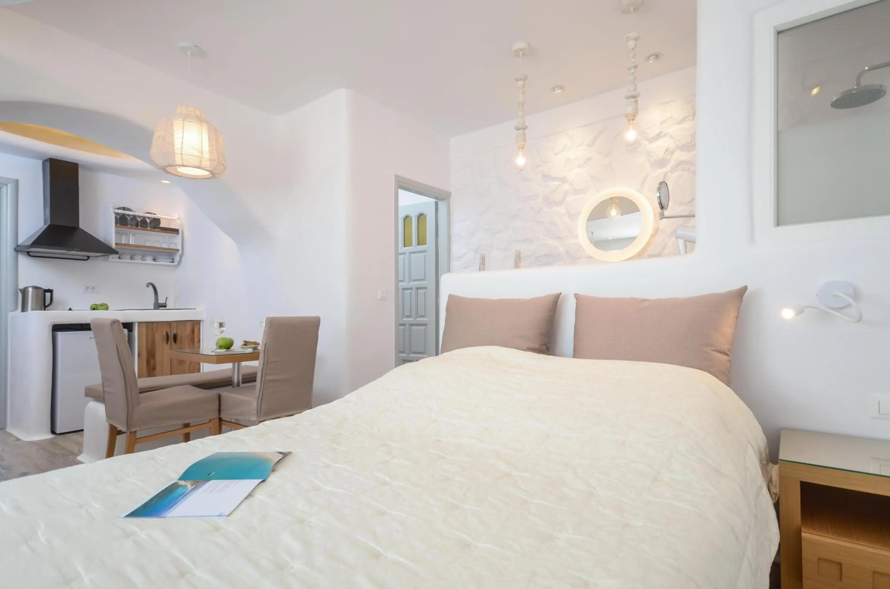 Kitchen or kitchenette, Bed in Villa Adriana Hotel