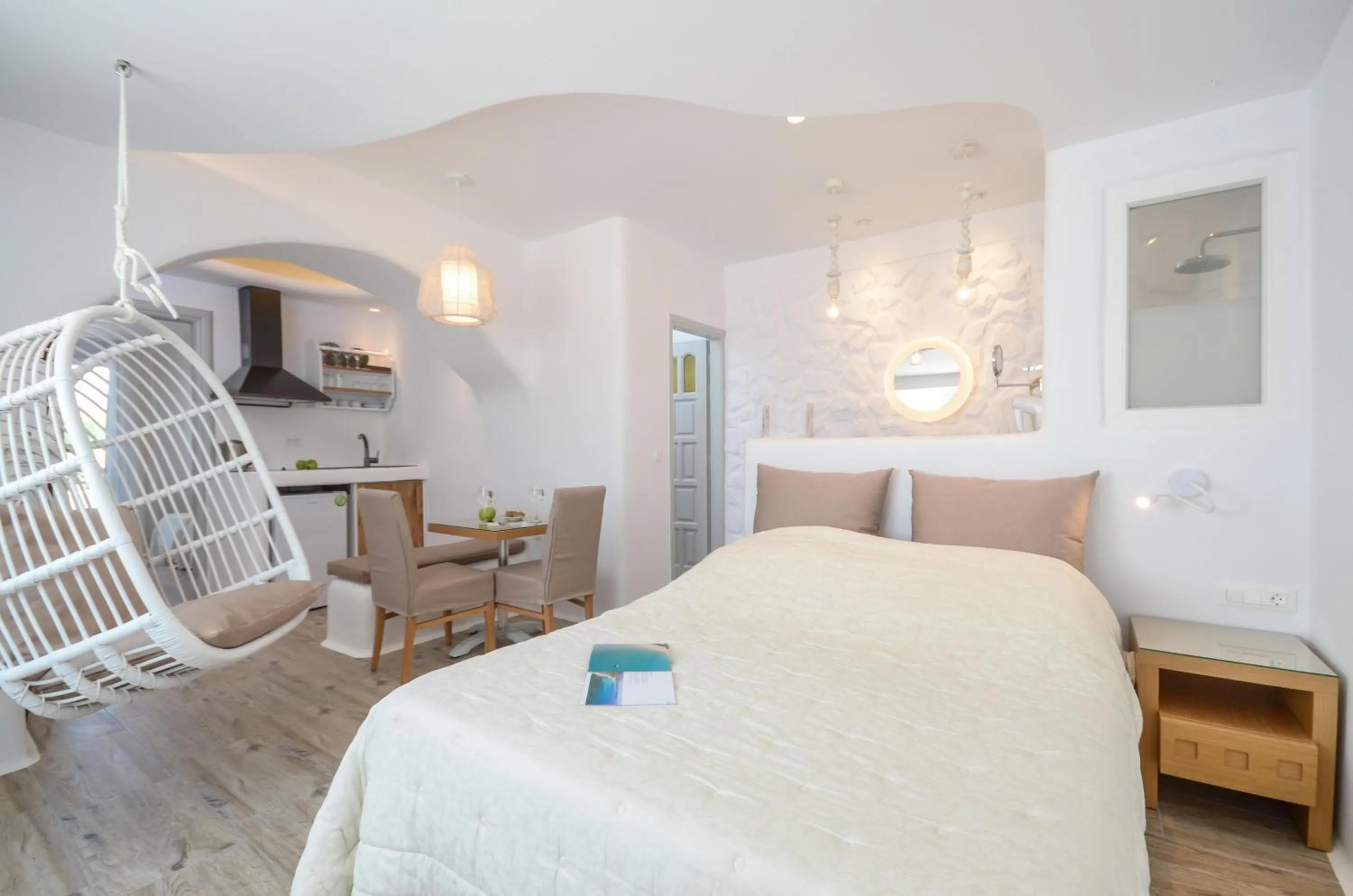 Kitchen or kitchenette, Bed in Villa Adriana Hotel